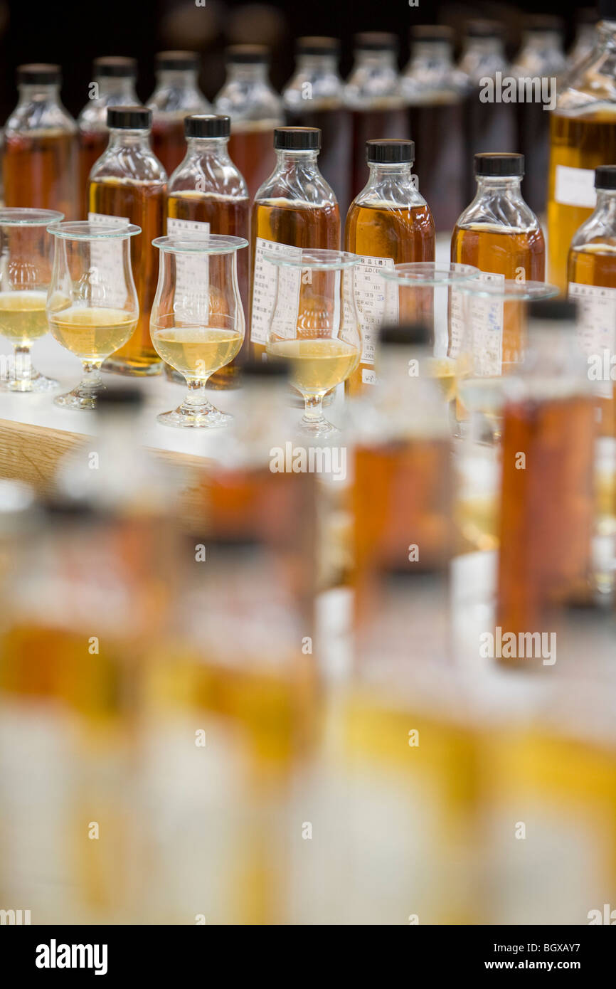 Le mélange des échantillons au Suntory Yamazaki Malt Whisky Distillery, au Japon. Banque D'Images