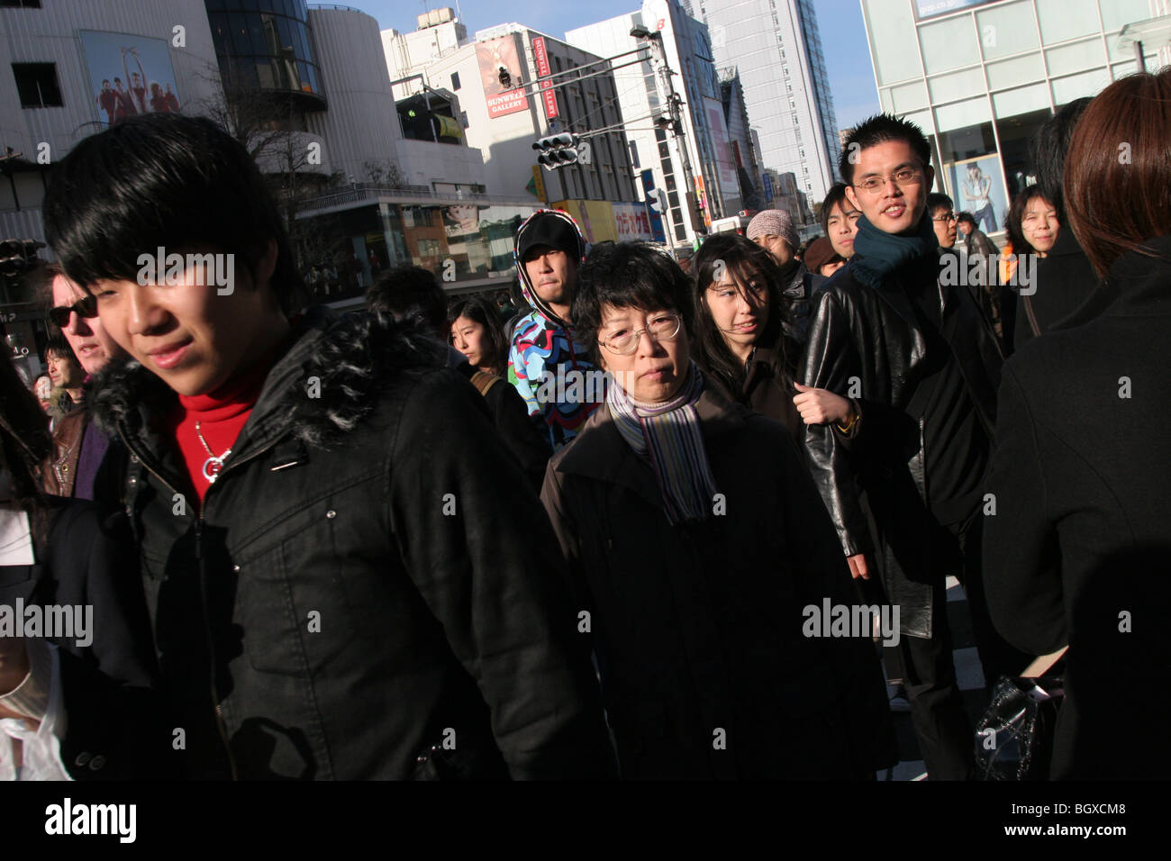 Des scènes de rue dans le quartier à la mode des jeunes de Shibuya, Tokyo, Japon, le samedi, 24 février 2006. Banque D'Images