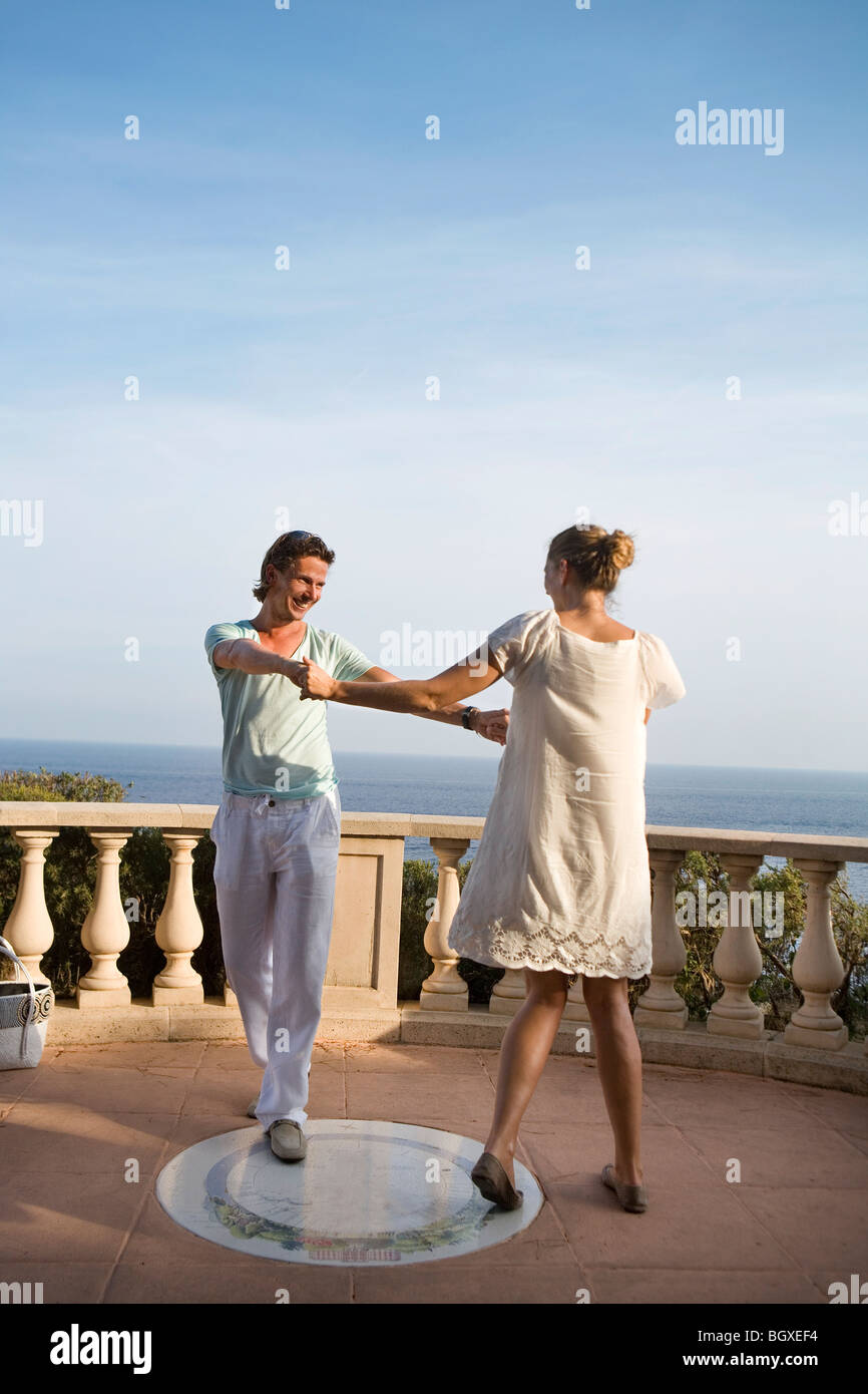Couple aimant danser sur balcon Banque D'Images
