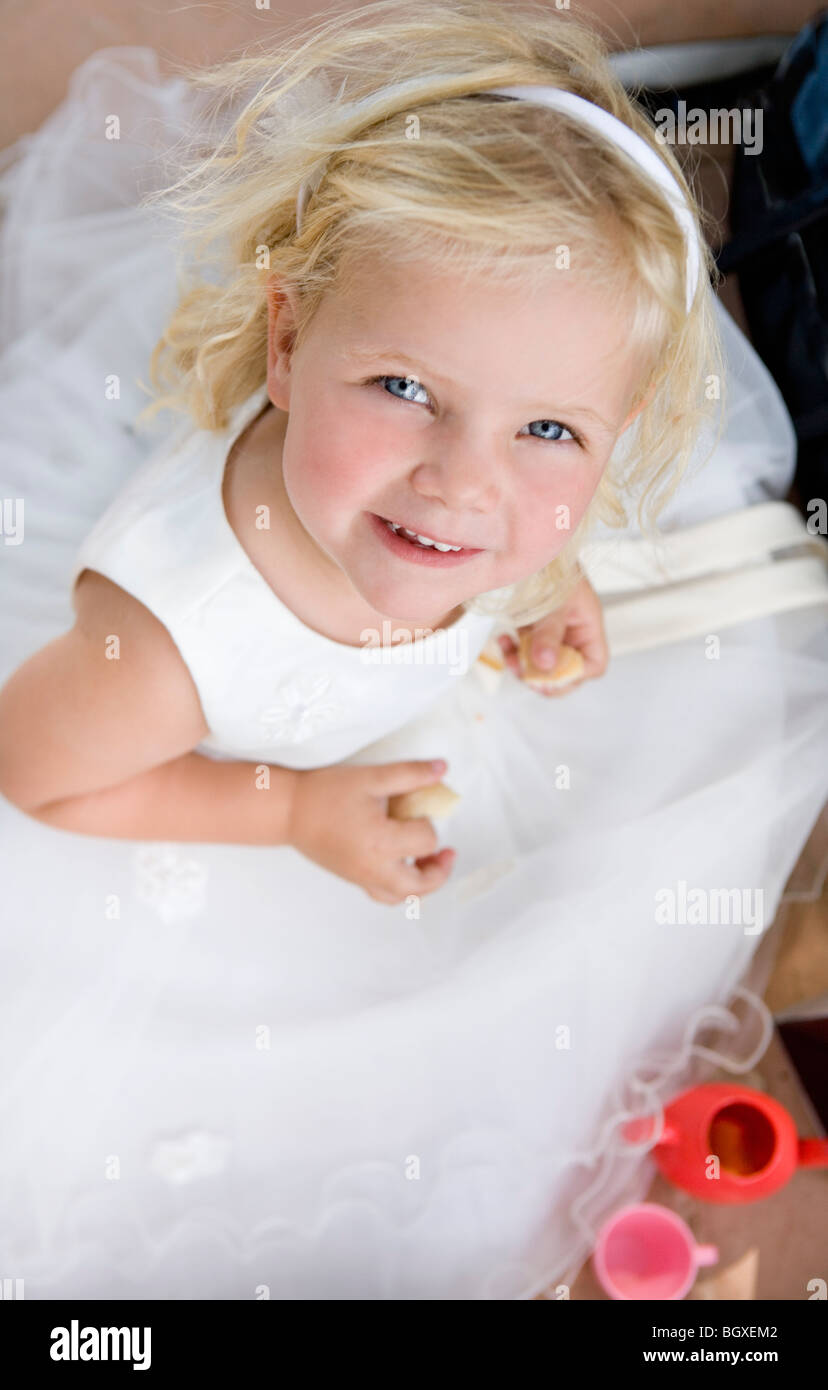 Jeune fille en robe blanche portrait Banque D'Images