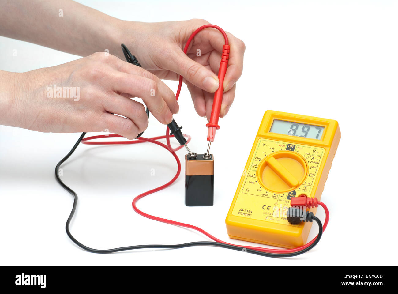 Mesurer la tension de batterie Banque D'Images