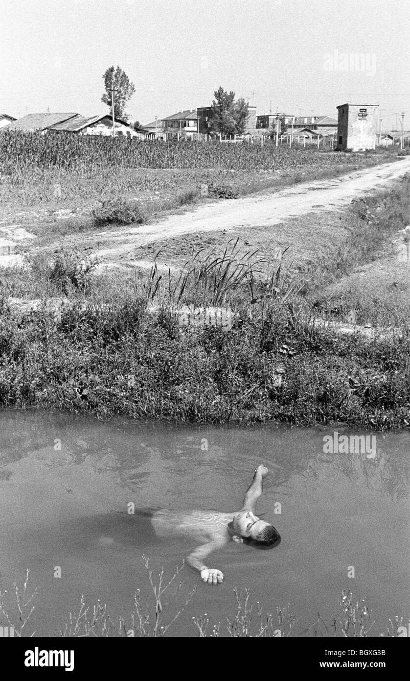 Boy swimming in river (pas mort) GRADISHTE Internment Camp, SEP 91', de l'Albanie. Banque D'Images