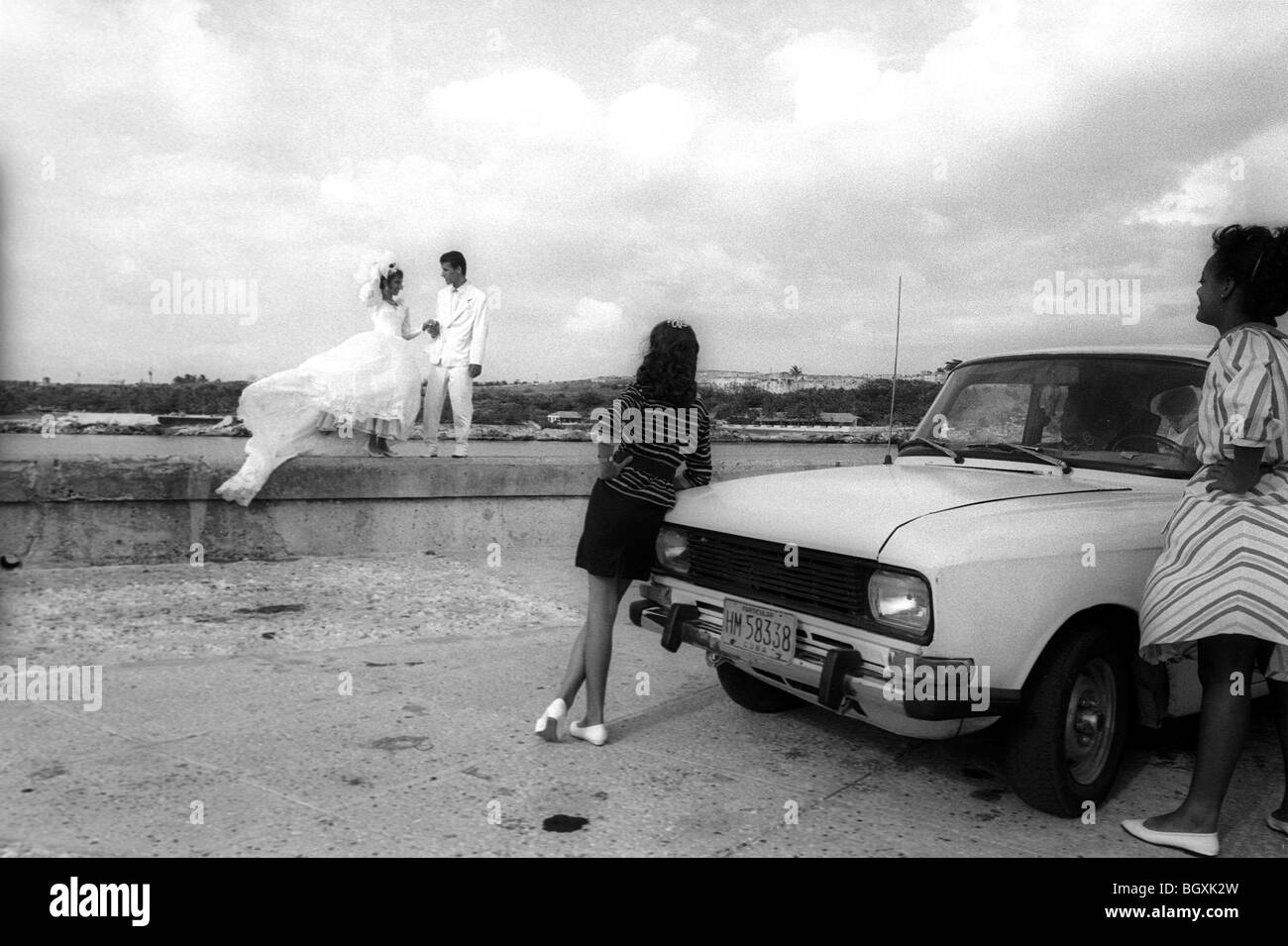Un couple ont leurs photos de mariage prises sur le Malecon de La Havane, Cuba, au bord de l'eau, mai 1993. Banque D'Images