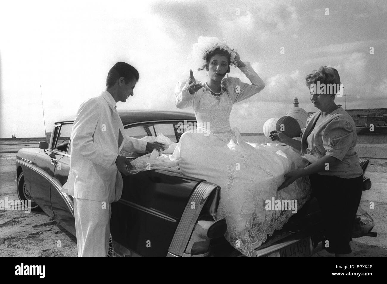 Un couple ont leurs photos de mariage prises sur le Malecon de La Havane, Cuba, au bord de l'eau, mai 1993. Banque D'Images