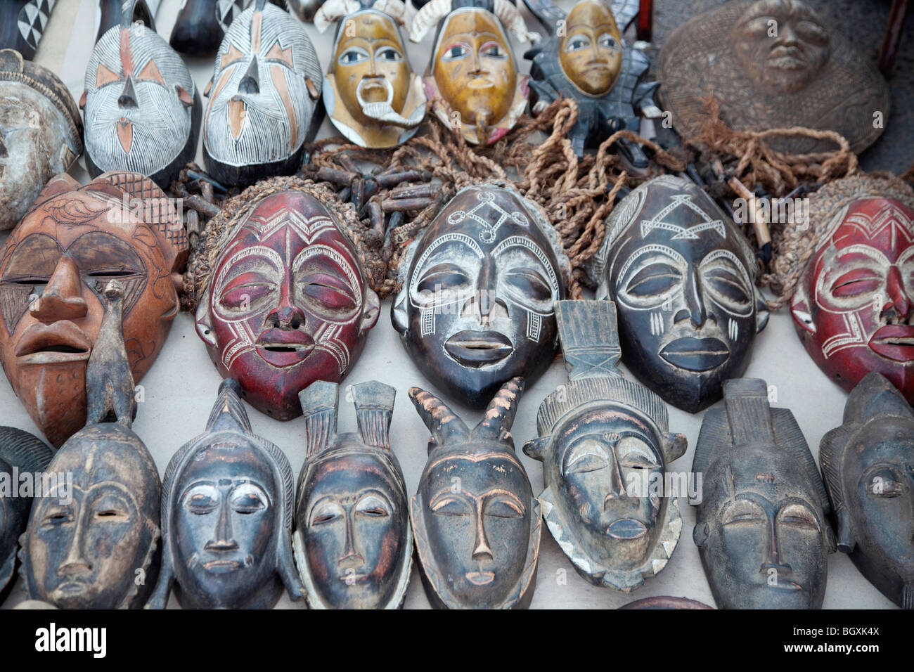 Masques au marché artisanal à Maputo, Mozambique, Afrique de l'Est Banque D'Images