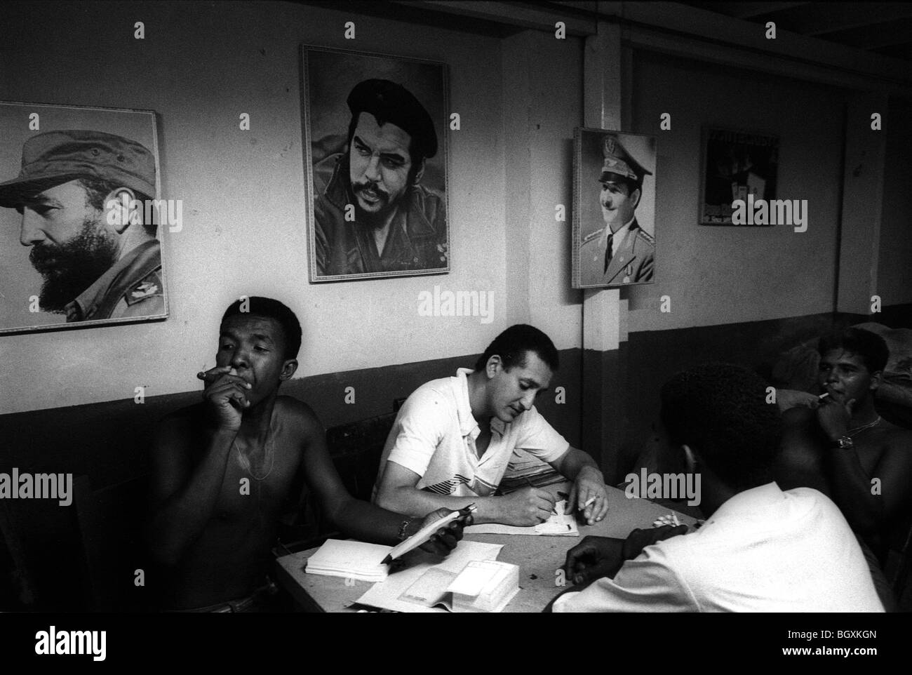 Les travailleurs de l'H. UPMANN Habanos SA fabrique de cigares, La Havane, Cuba, mai 1993. Banque D'Images
