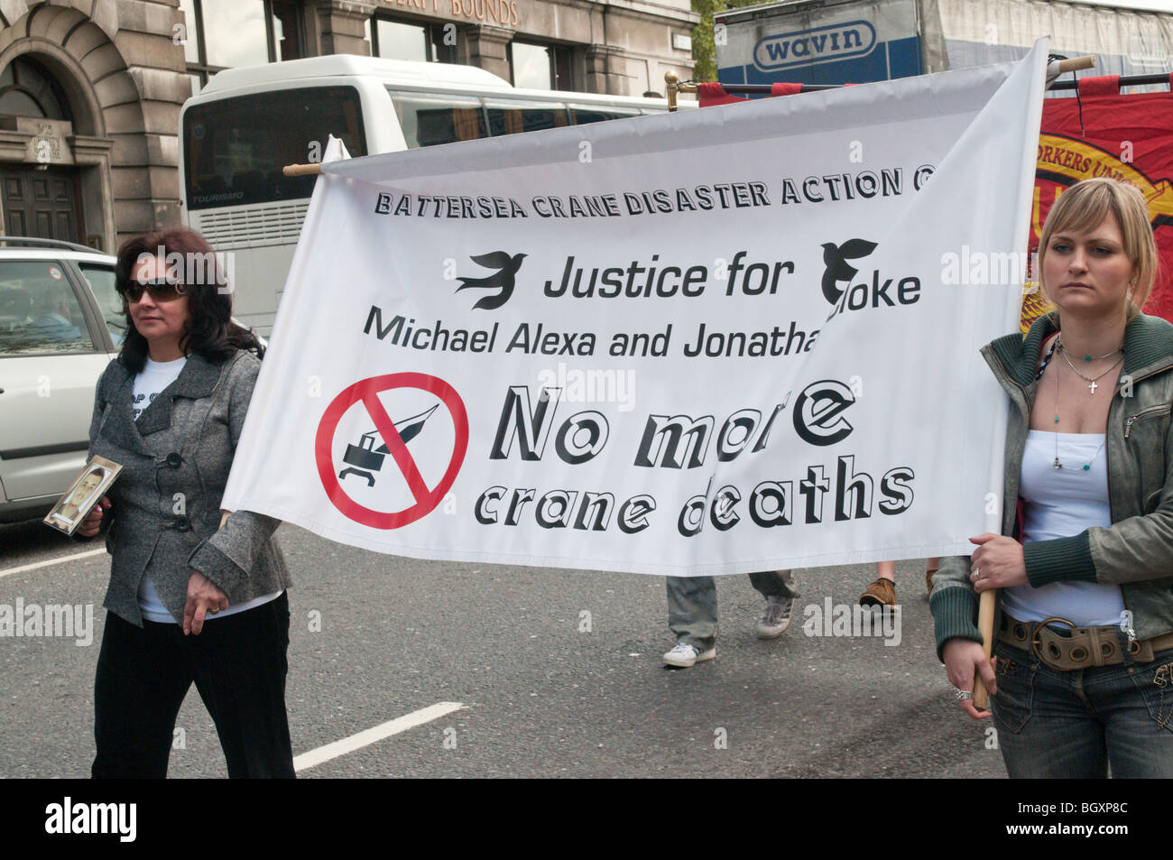 Le Jour commémoratif de l'Internationale des travailleurs. Groupe d'action en cas de catastrophe Grue Battersea bannière en mars jusqu'à la City de Londres Banque D'Images