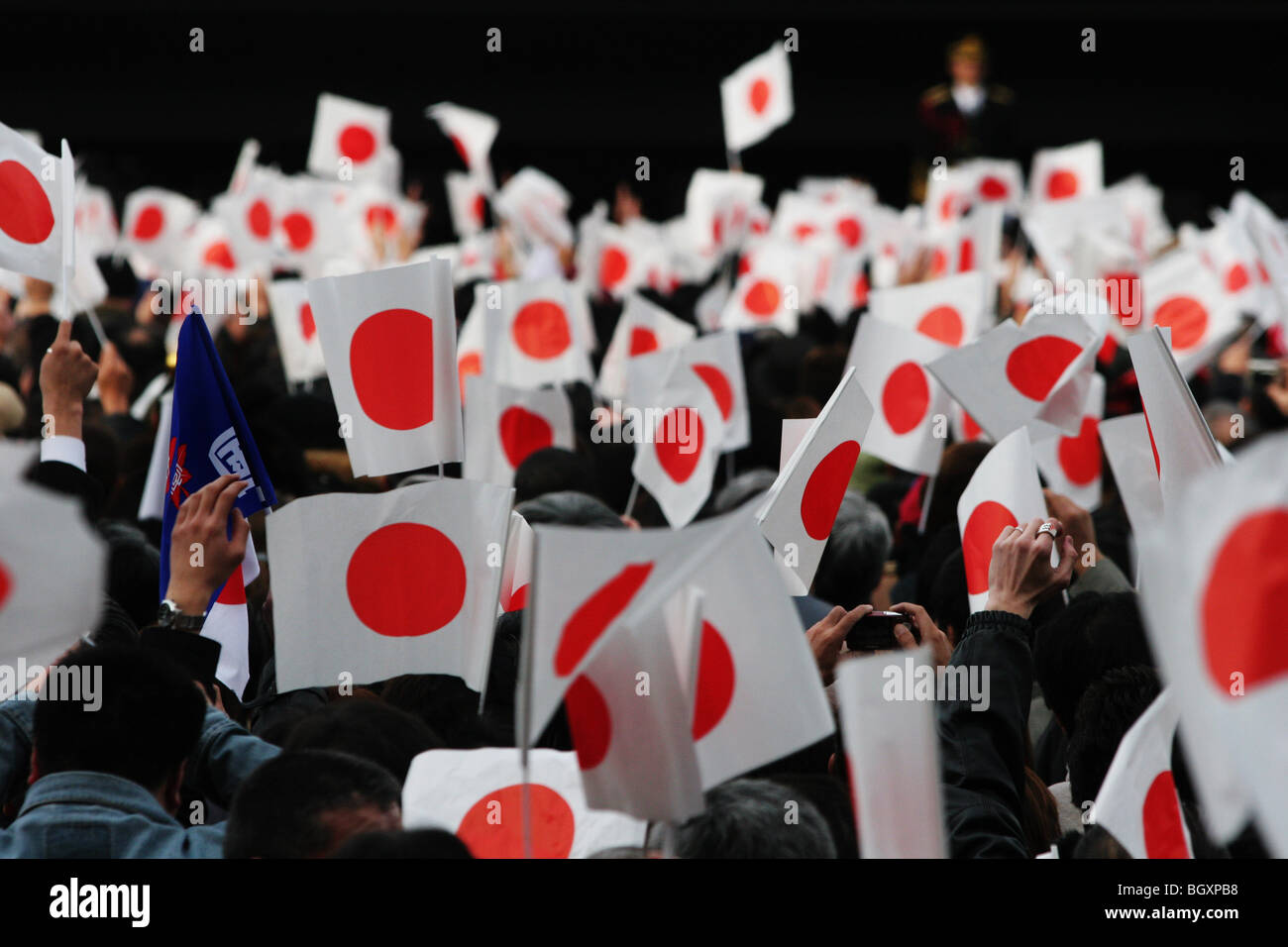 La famille impériale japonaise apparaissent sur balcon de palais