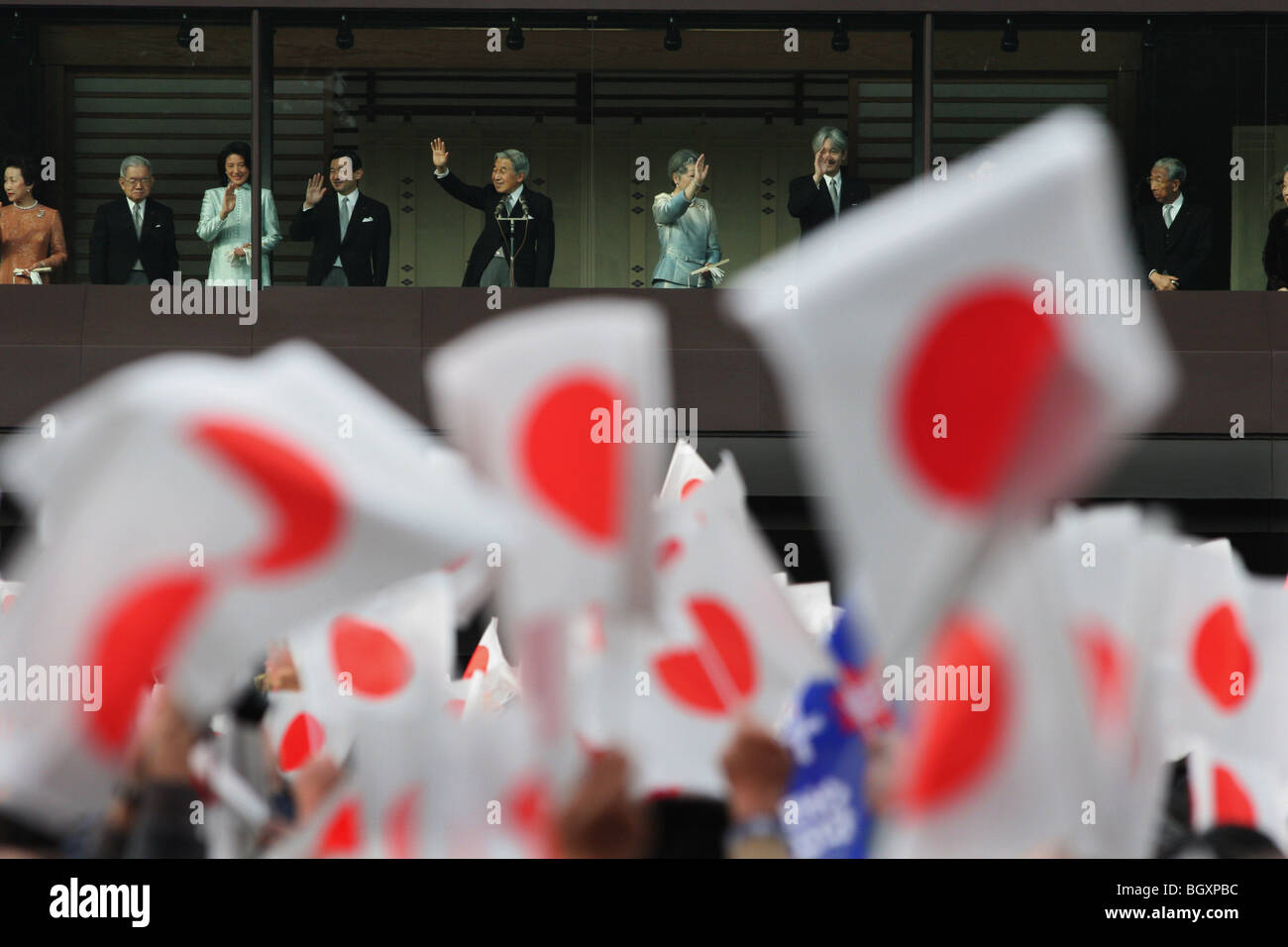 La famille impériale japonaise apparaissent sur balcon de palais