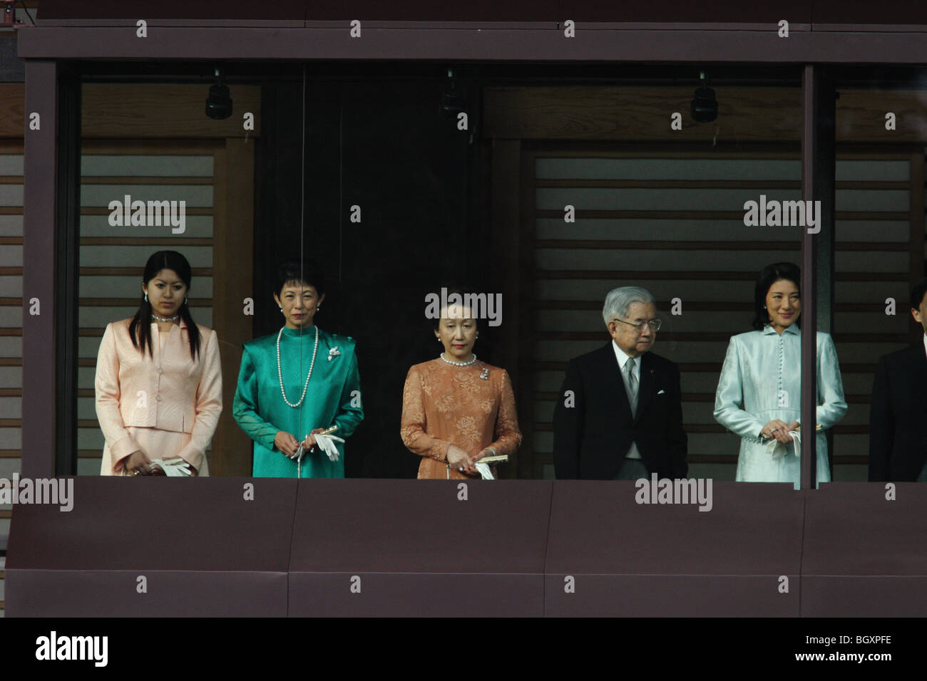 Famille Impériale Japonaise apparaissent sur le balcon du palais impérial d'accueillir le public en dessous, Japon, 2007. Banque D'Images