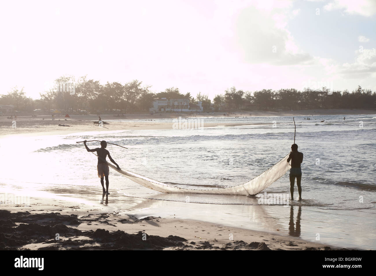 Des pêcheurs sur la plage de tofo, Mozambique, Maputo Banque D'Images