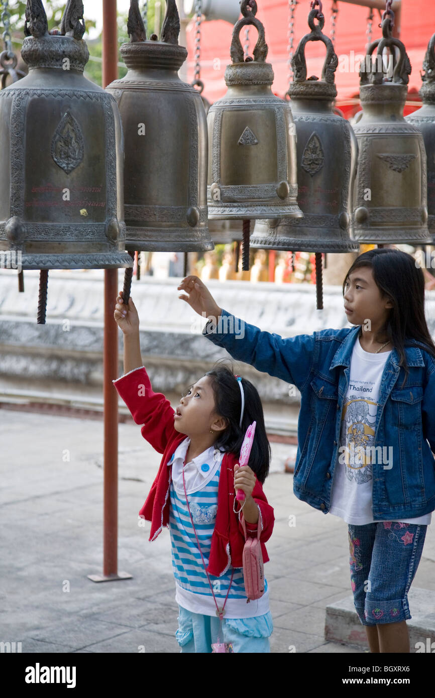 Thai pour sonner les cloches. Wat Phanan Choeng. Ayutthaya. Thaïlande Banque D'Images