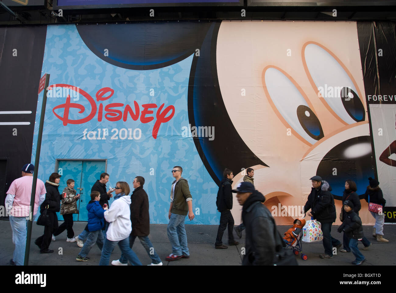 La signalisation annonce l'arrivée d'un nouveau Disney store à Times Square à New York Banque D'Images