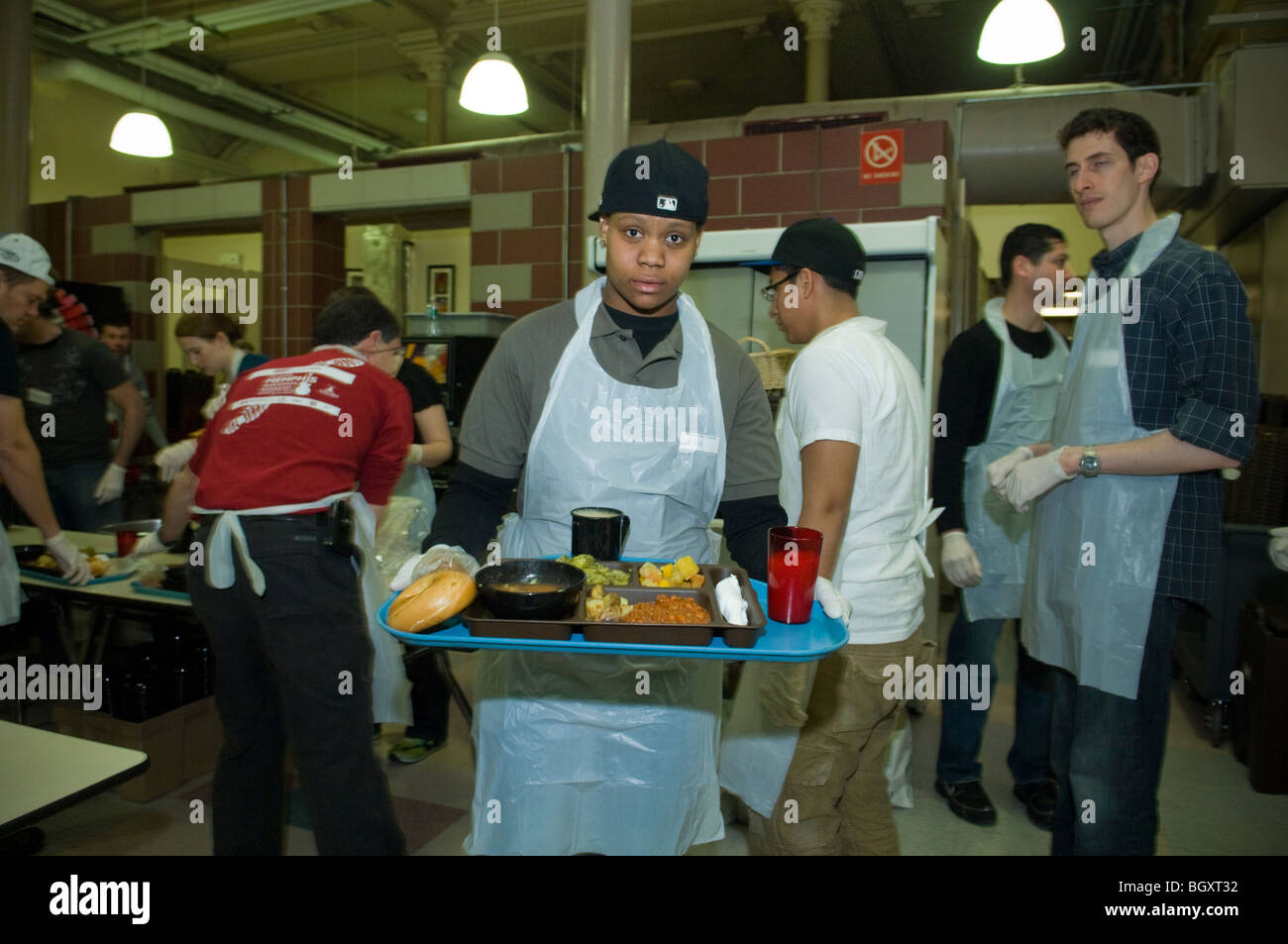 Bénévoles servent le déjeuner du dimanche à la Mission Saint-François-Xavier's Soup Kitchen Table Bienvenue à New York Banque D'Images