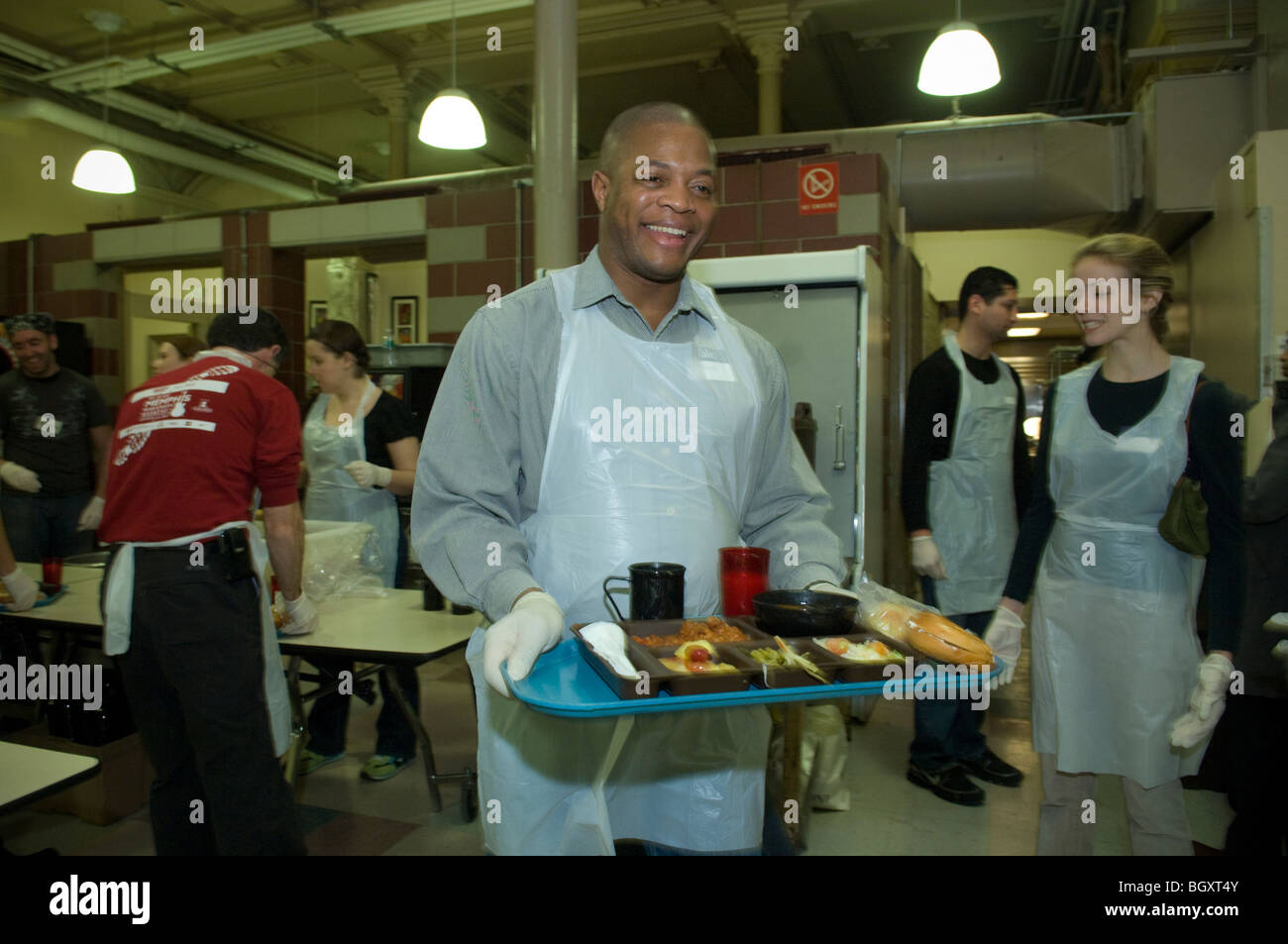 Bénévoles servent le déjeuner du dimanche à la Mission Saint-François-Xavier's Soup Kitchen Table Bienvenue à New York Banque D'Images