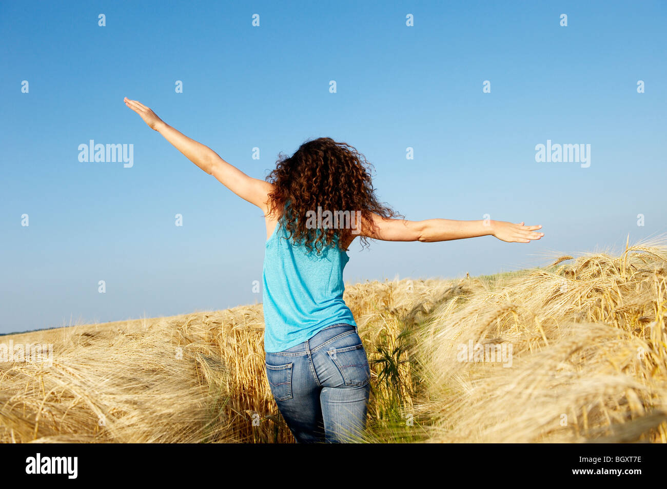 Femme marche dans un champ de blé Banque D'Images