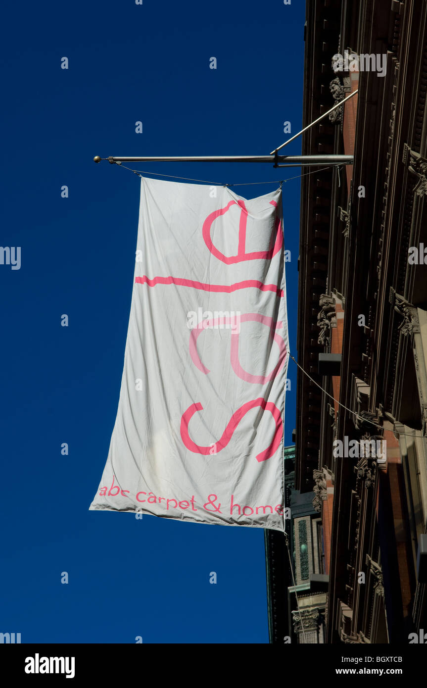 Vente d'une bannière à l'extérieur une ABC Carpet and Home store dans le quartier de Union Square à New York Banque D'Images
