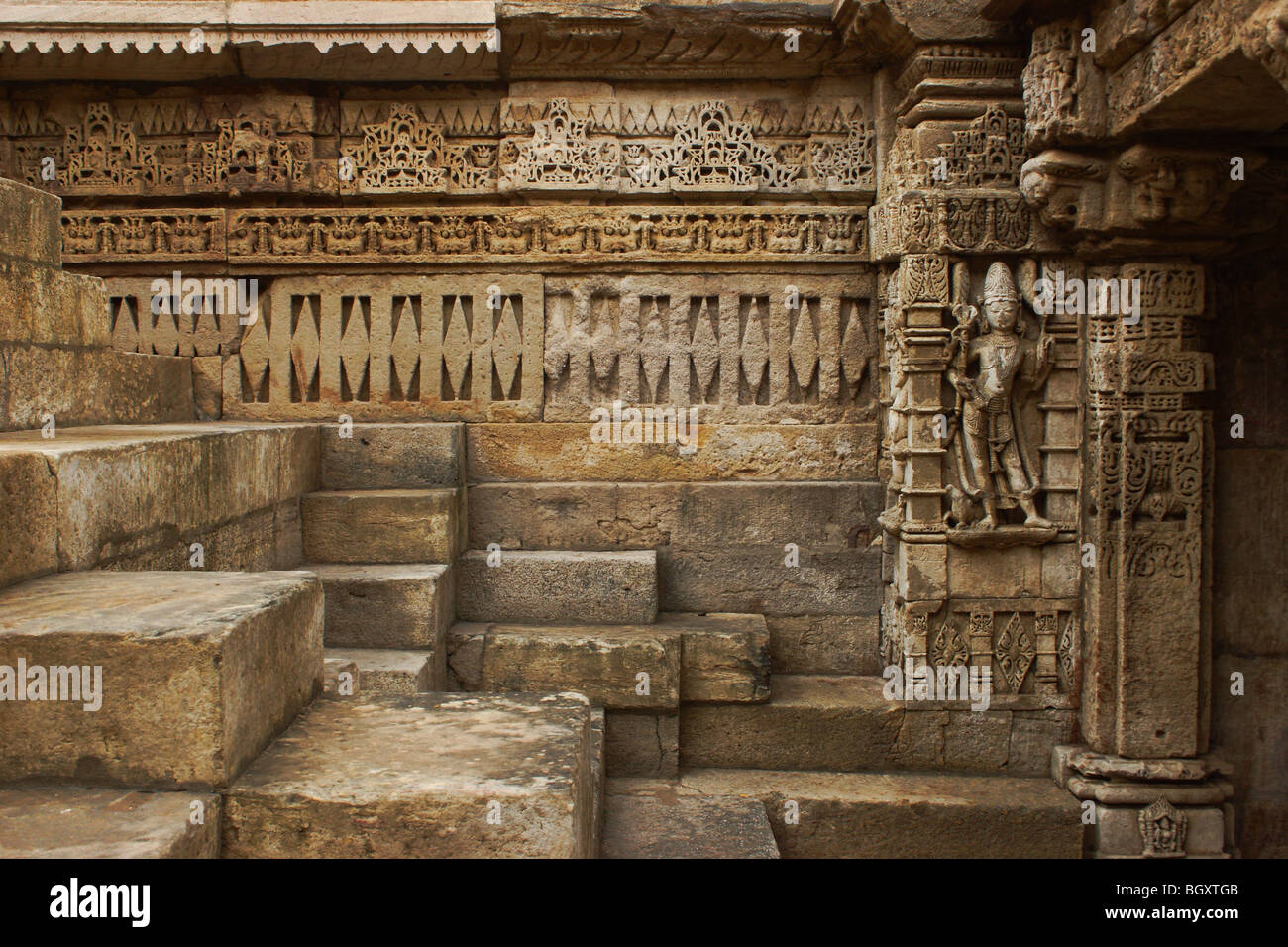 Sculptures, étapes, des idoles et Columun dans 'Rani ki Vav' ; Cage à Patan Banque D'Images