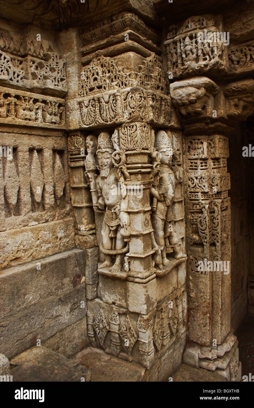 Des sculptures et des idoles dans 'Rani ki Vav' ; Cage à Patan Banque D'Images