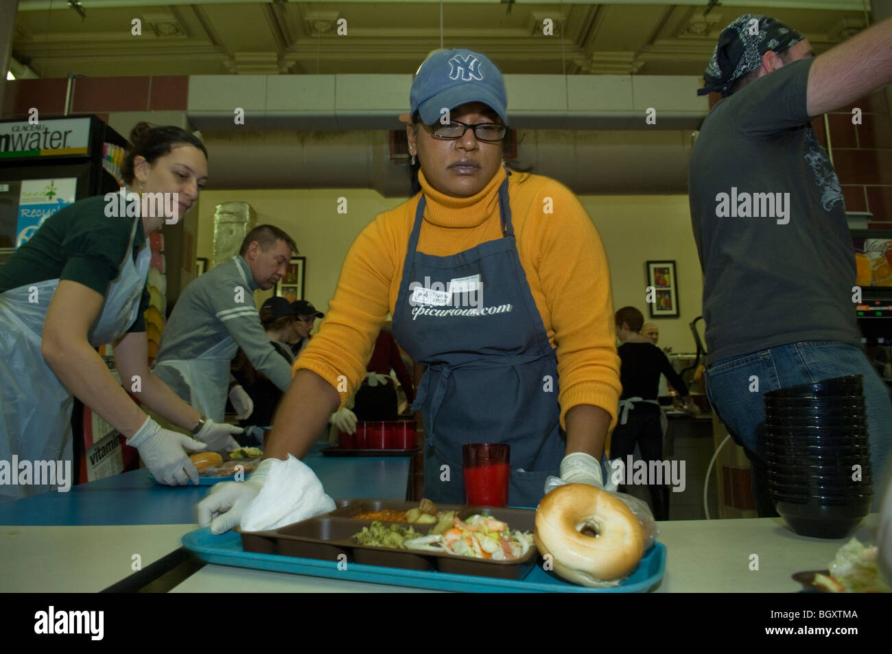 Bénévoles servent le déjeuner du dimanche à la Mission Saint-François-Xavier's Soup Kitchen Table Bienvenue à New York Banque D'Images