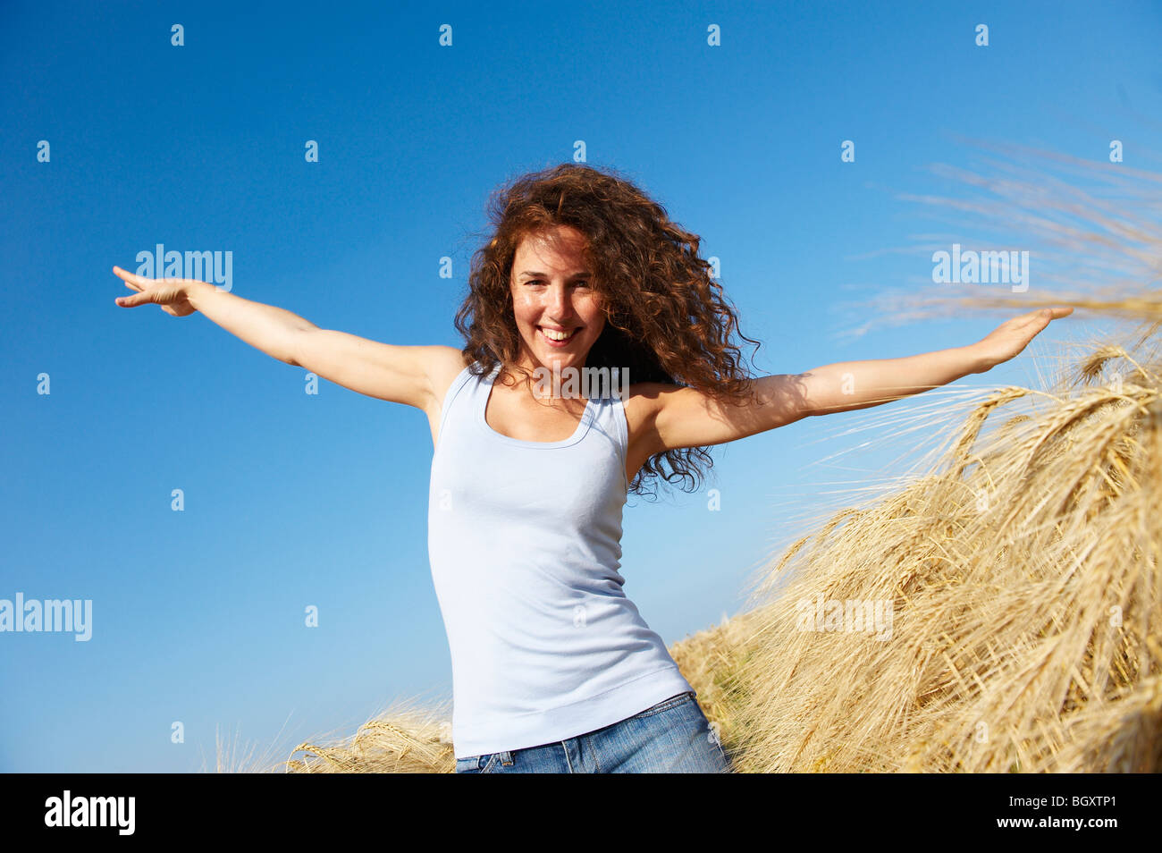 Femme marche dans un champ de blé Banque D'Images