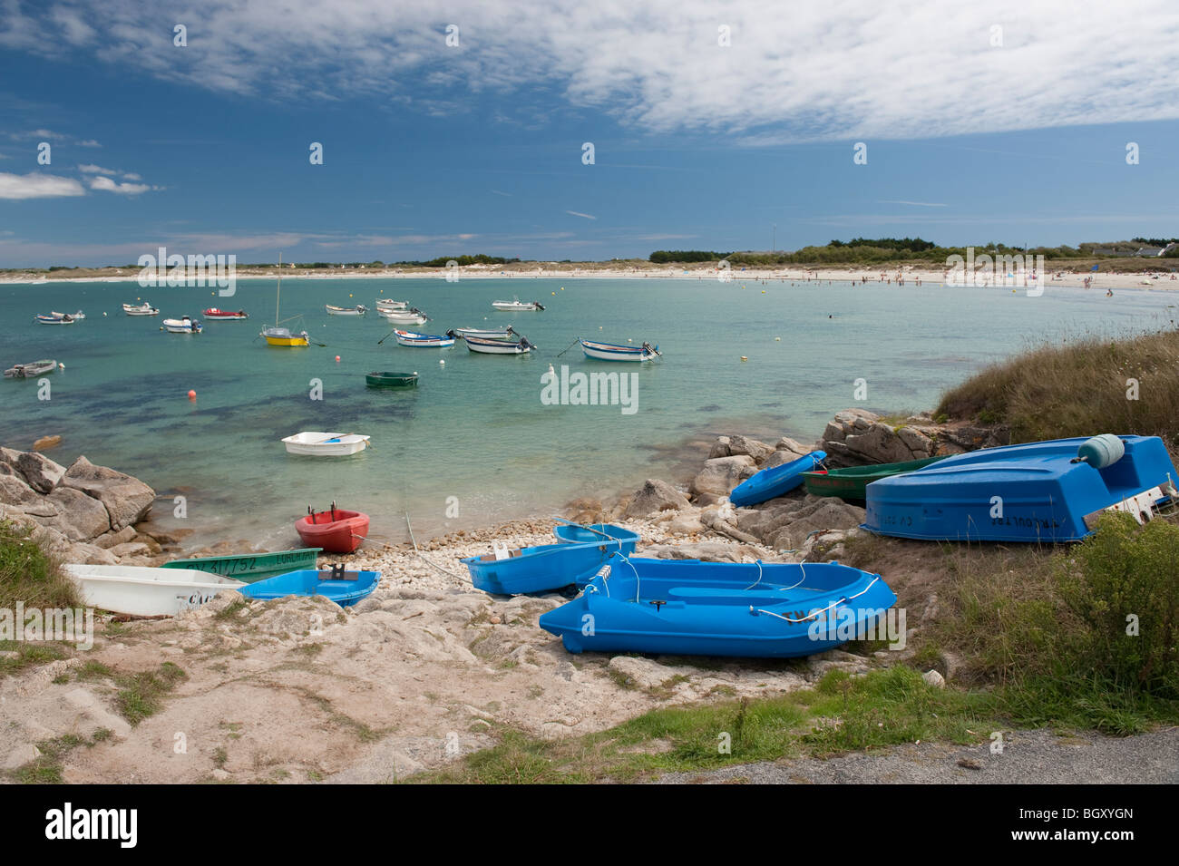 Des petits bateaux amarrés à un endroit calme à Sandy Bay St Cette, Penmarc'h, Bretagne Sud, France Banque D'Images