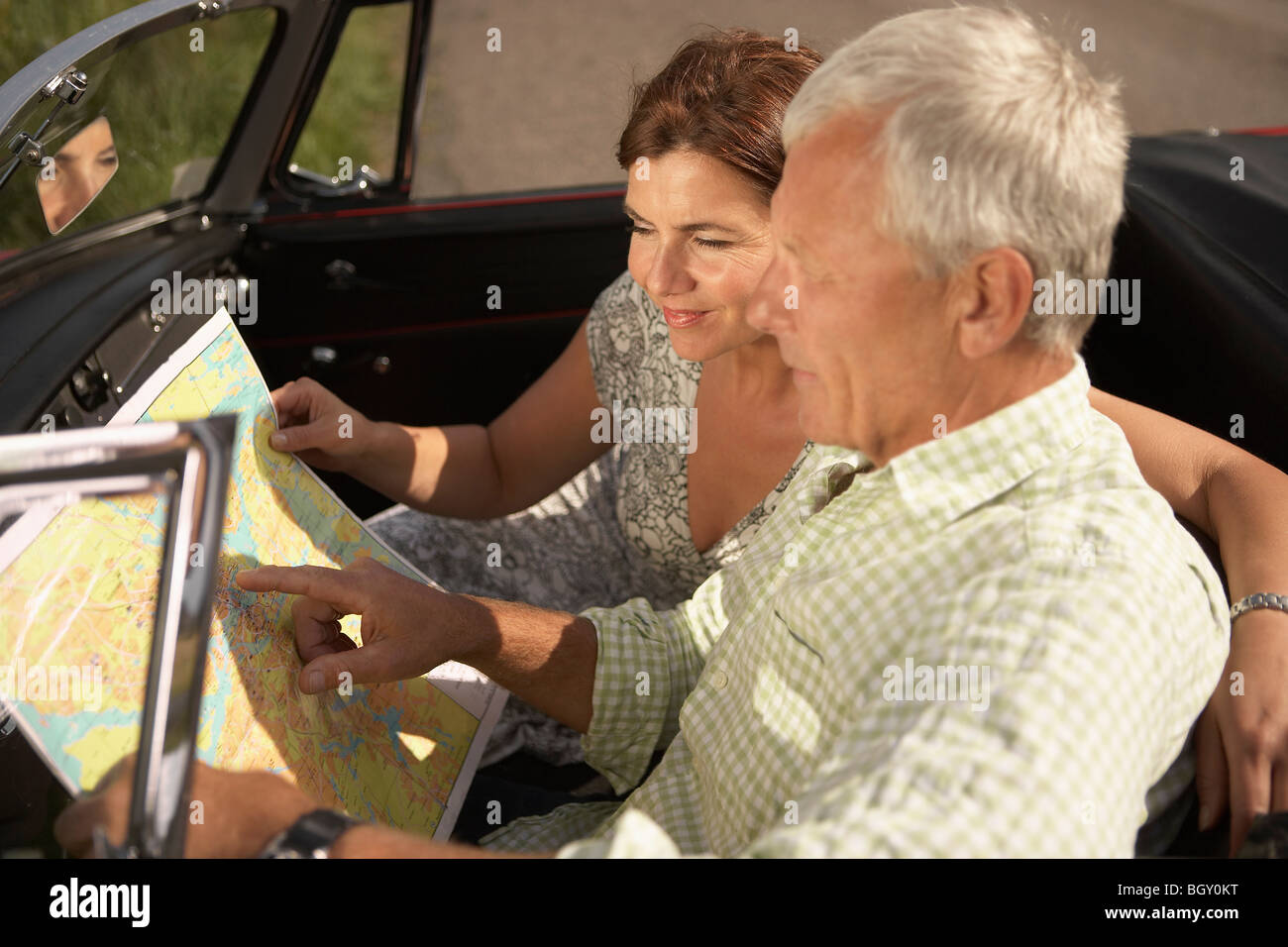 Couple avec voiture et carte Banque D'Images