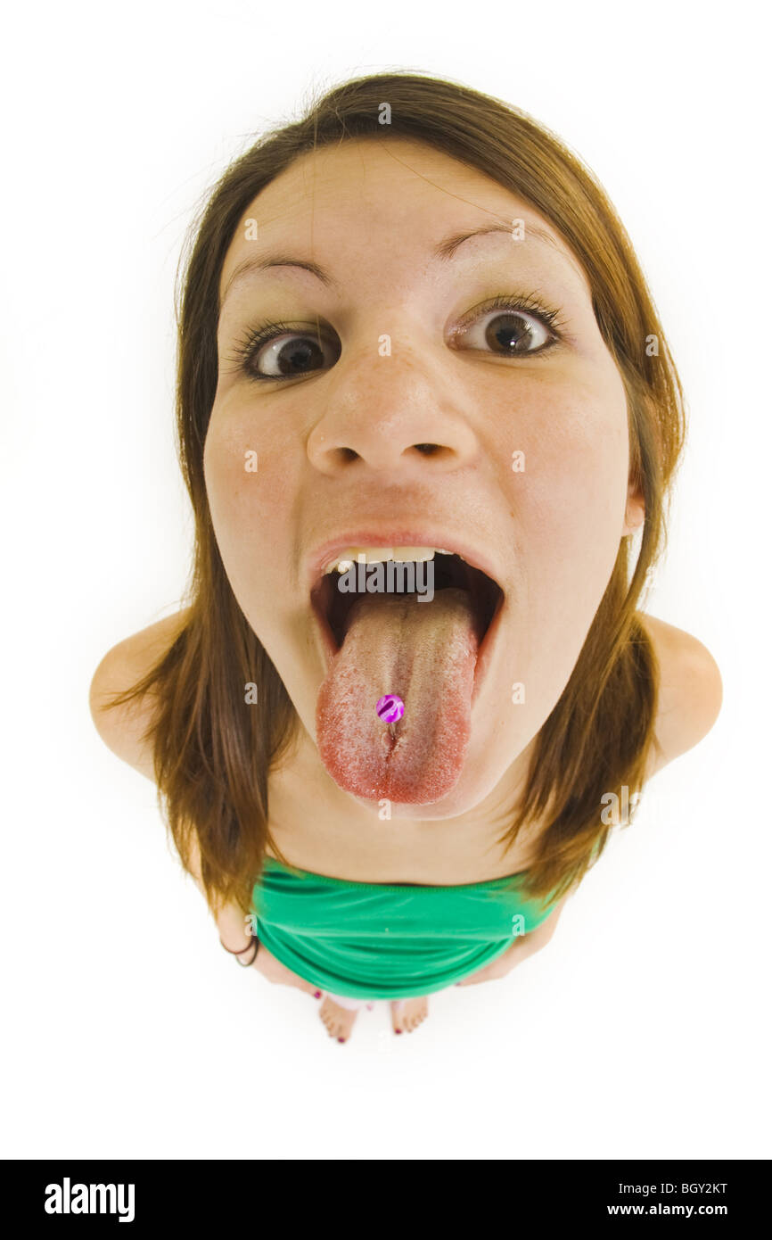 Teenage girl sticking tongue pour montrer la perforation de langue Banque D'Images