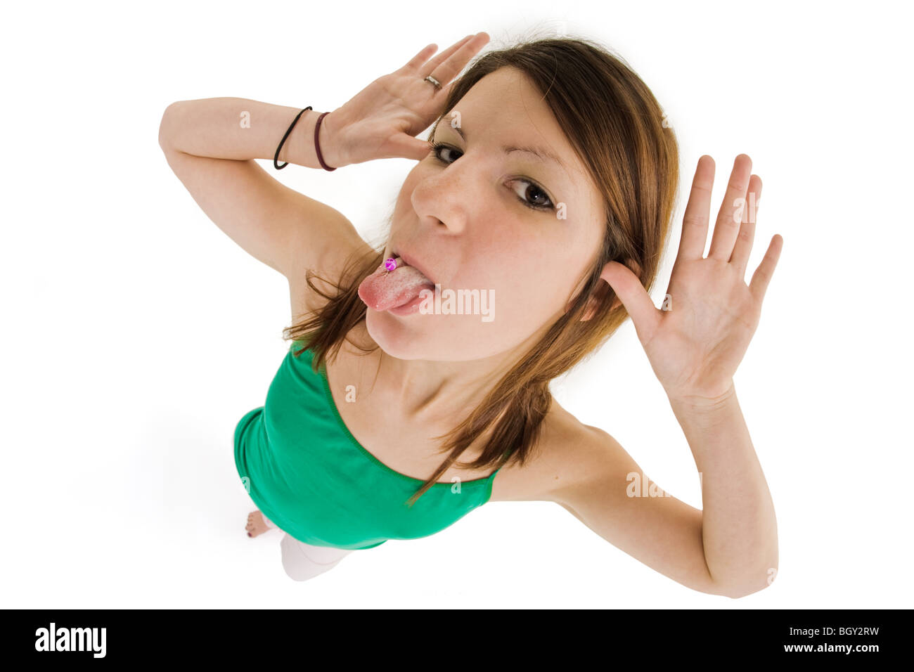 Teenage girl sticking tongue pour montrer la perforation de langue Banque D'Images