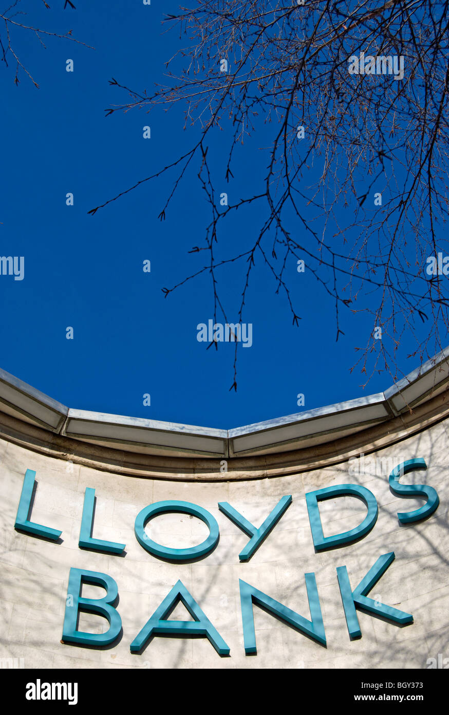 La Lloyds Bank nom sur un mur concave au-dessus de l'entrée d'une succursale de la banque, à Teddington, Middlesex, Angleterre Banque D'Images