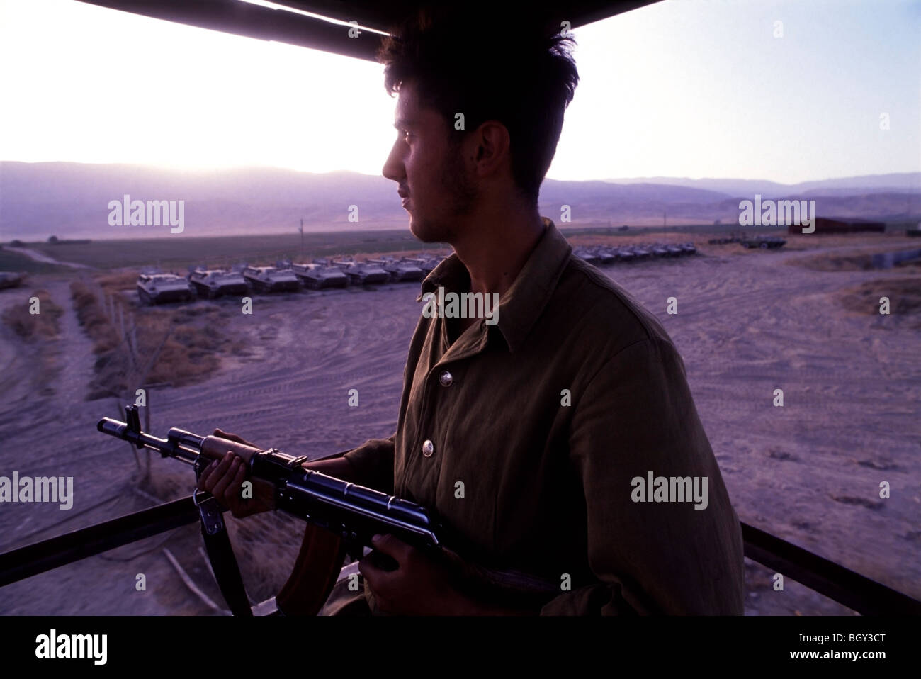 Les gardes soldat tadjik blindés russes à un garde-frontière en base Pyandsh,Tadjikistan Le Tadjikistan à la frontière afghane Banque D'Images