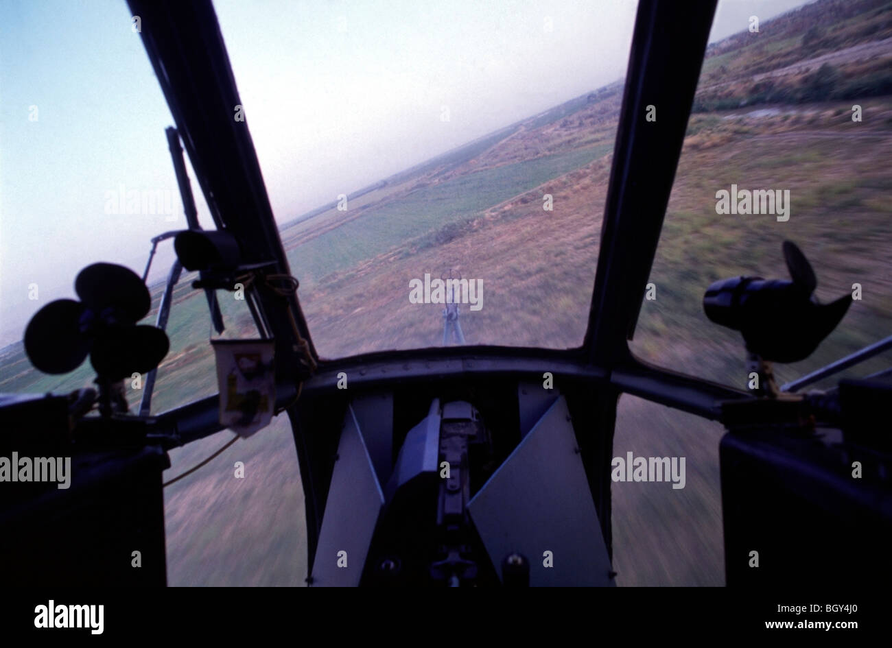 Vue depuis le poste de pilotage d'un hélicoptère Mi-8 russe comme il vole dans l'Afghanistan de sa base dans le sud du Tadjikistan Banque D'Images