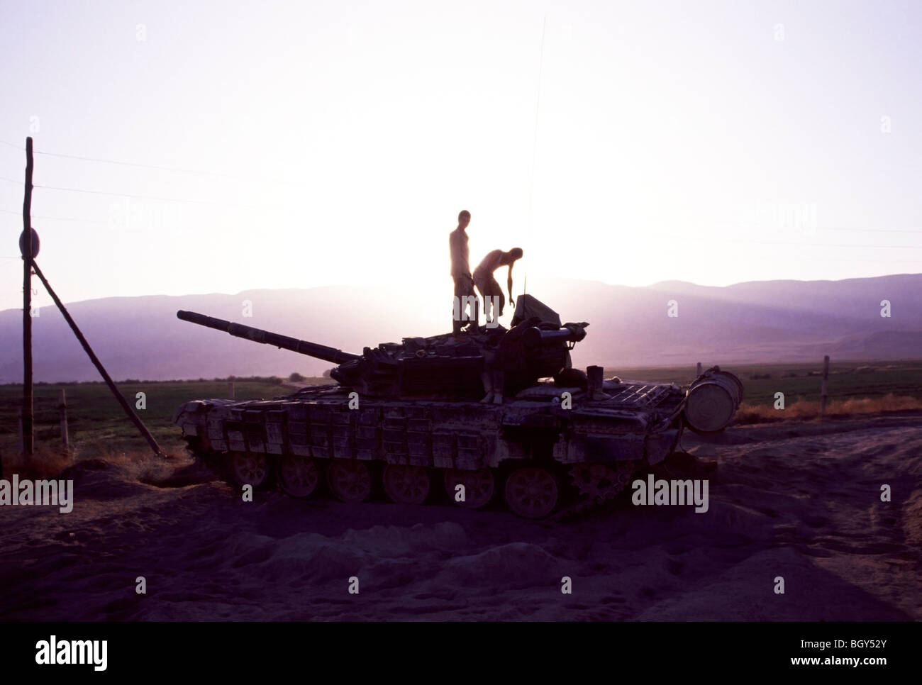 Soldats tadjiks en haut d'un char de combat russe T-72 sur le Tadjikistan Afghanistan frontière. Banque D'Images