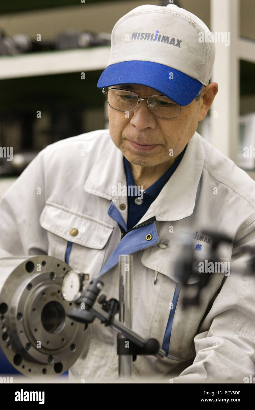 Les travailleurs âgés dans l'industrie japonaise, le Japon. Banque D'Images