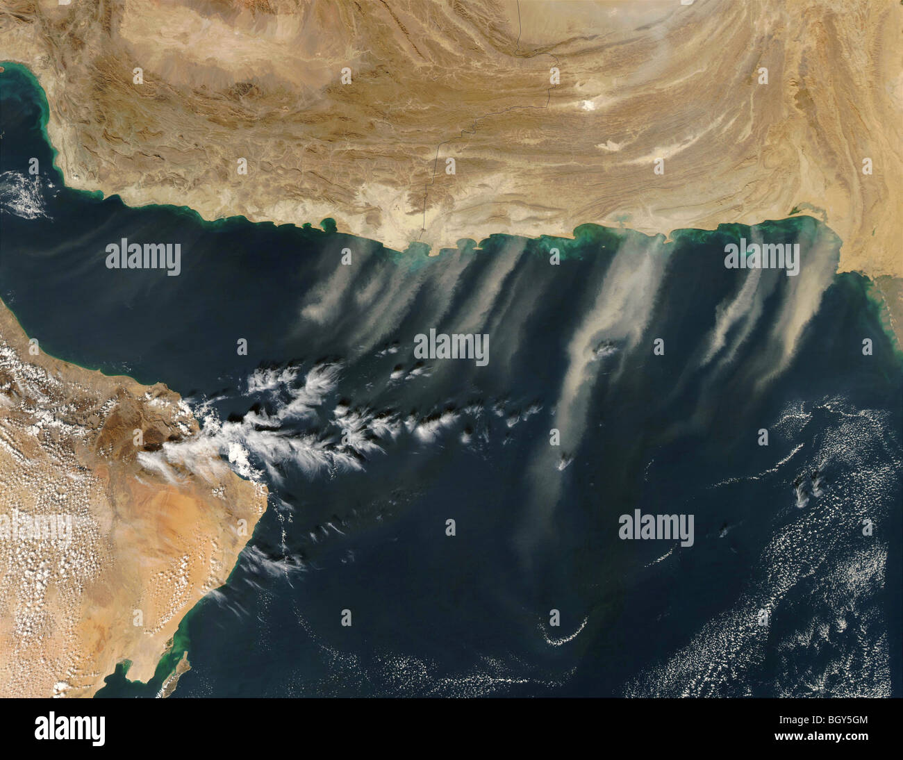 De forts vents ont soufflé la poussière et le sable du Makran Mountains dans le sud du Pakistan et l'Iran sur la mer d'Oman. Banque D'Images