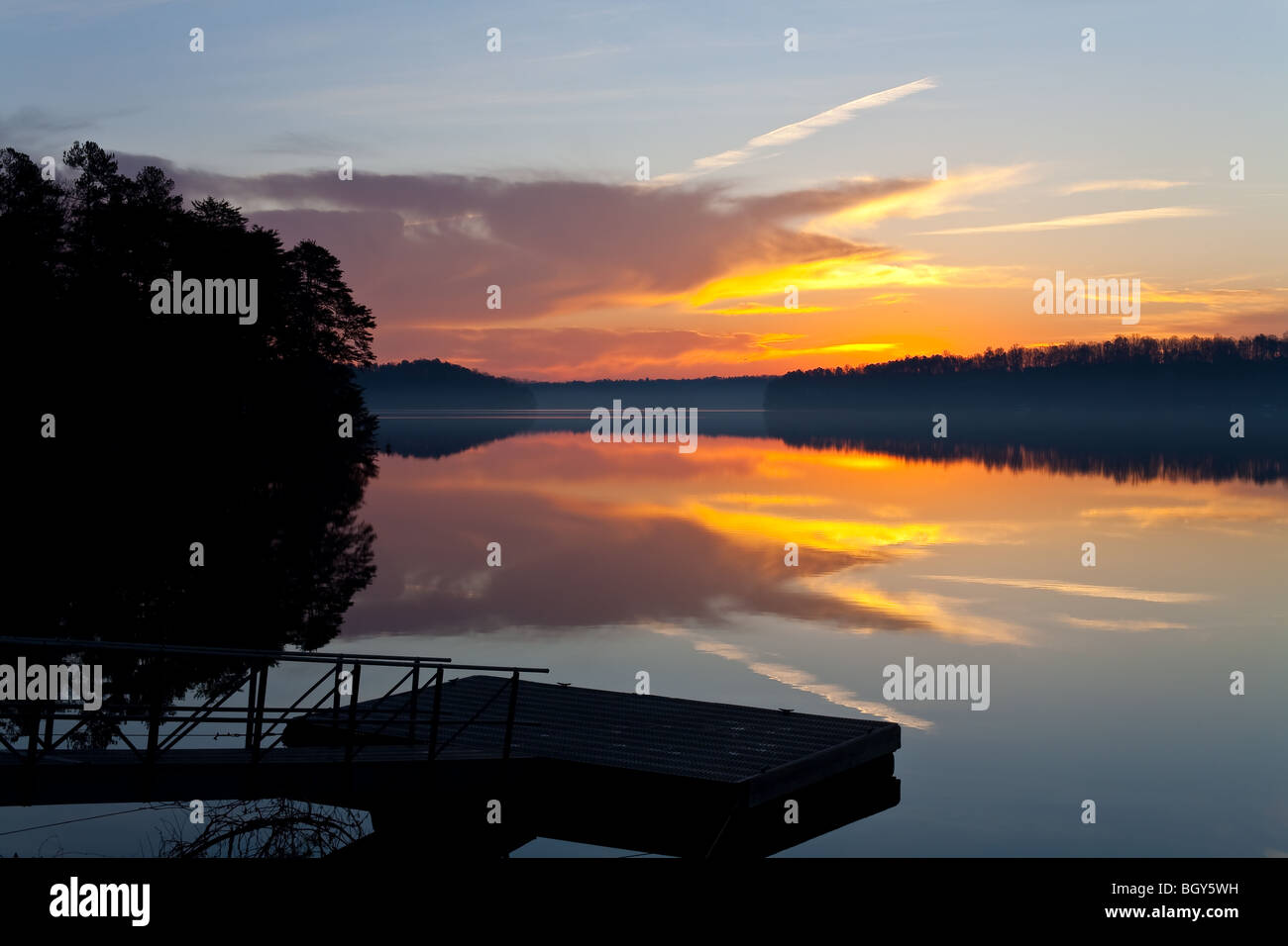 Sur la montagne Park est situé près de Gainesville, ga sur le lac Lanier. Il est très populaire auprès des pêcheurs de la banque locale comme il a une belle plage isolée, d'où pour les poissons. le lac Lanier (Lake Lanier de Sydney) est un lac de 38 000 hectares avec plus de 690 kilomètres de rivage dans le nord de la Géorgie. Il a été crée en remplissant le buford barrage sur la rivière Chattahoochee en 1956. Il est également alimenté par la rivière chestatee. Banque D'Images