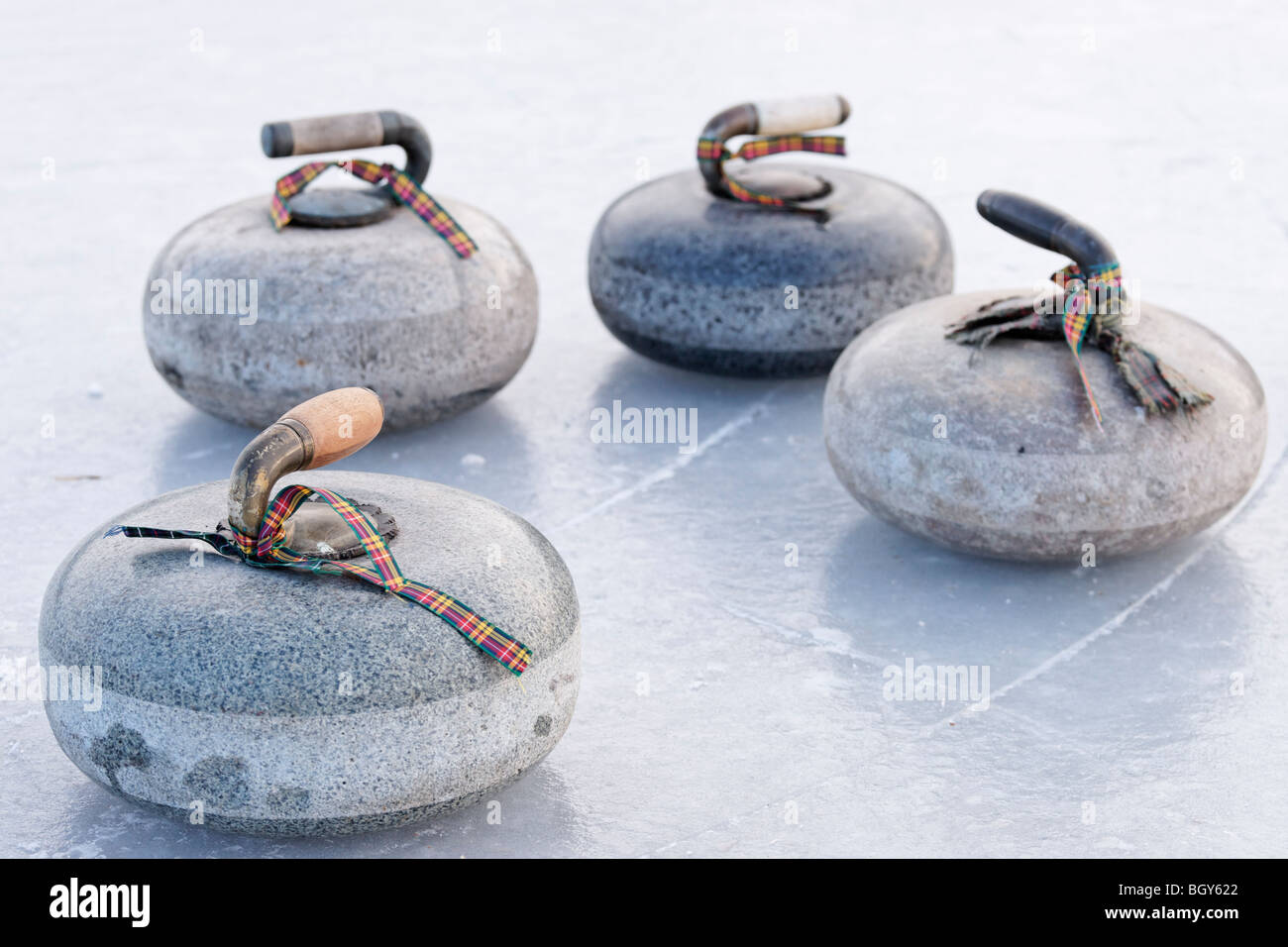Pierres de curling sur la glace du lac de Menteith, Stirling, Scotland, UK Banque D'Images