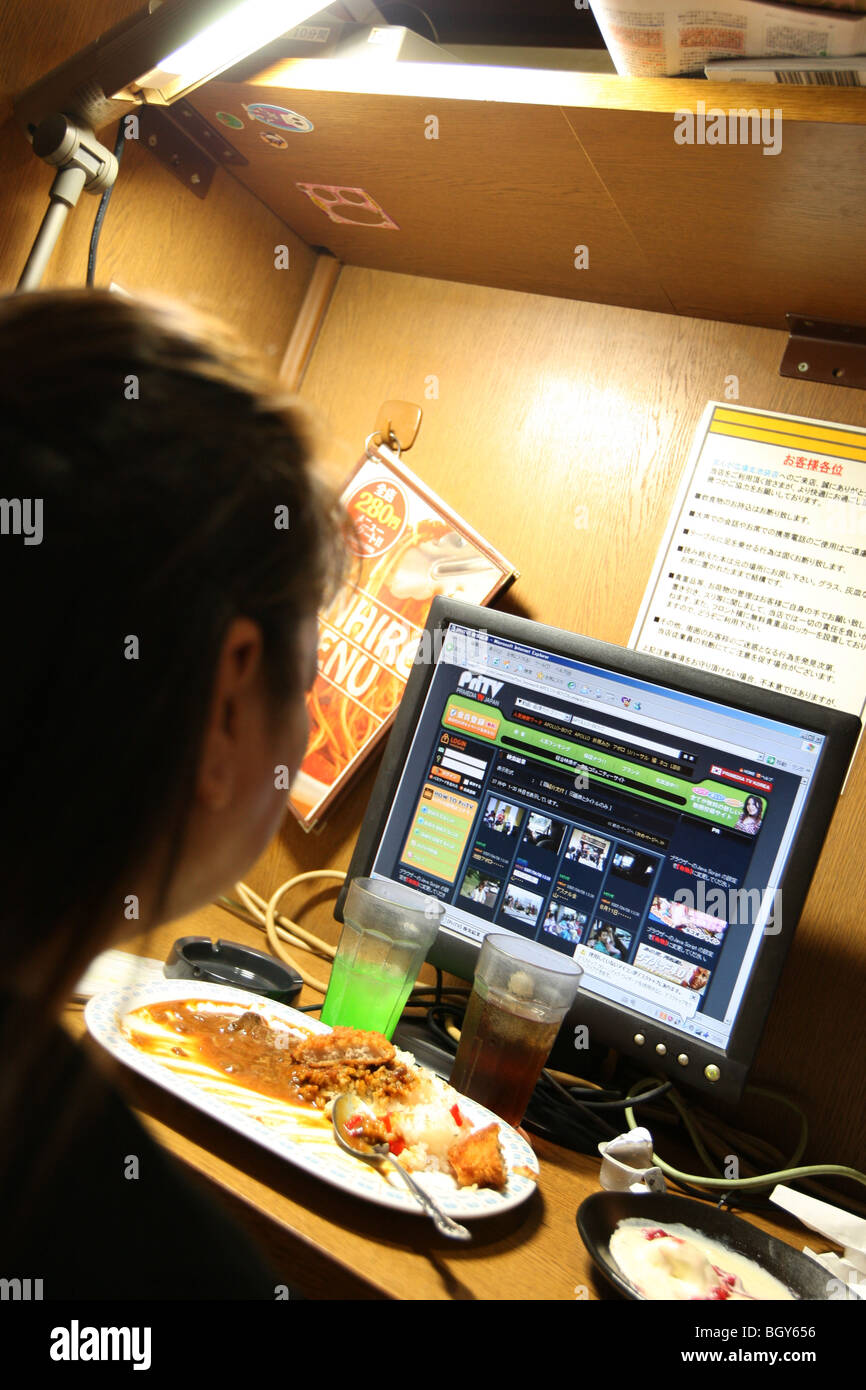 Les personnes sans domicile payer 980 JPN yens à utiliser un stand dans MangaPlaza internet cafe, où elles passent la nuit, Tokyo, Japon Banque D'Images