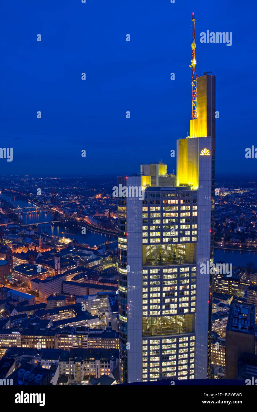 Tour de la Commerzbank illuminé par des feux jaunes au crépuscule vue depuis la tour principale dans la ville de Frankfurt am Main, Hessen, G Banque D'Images