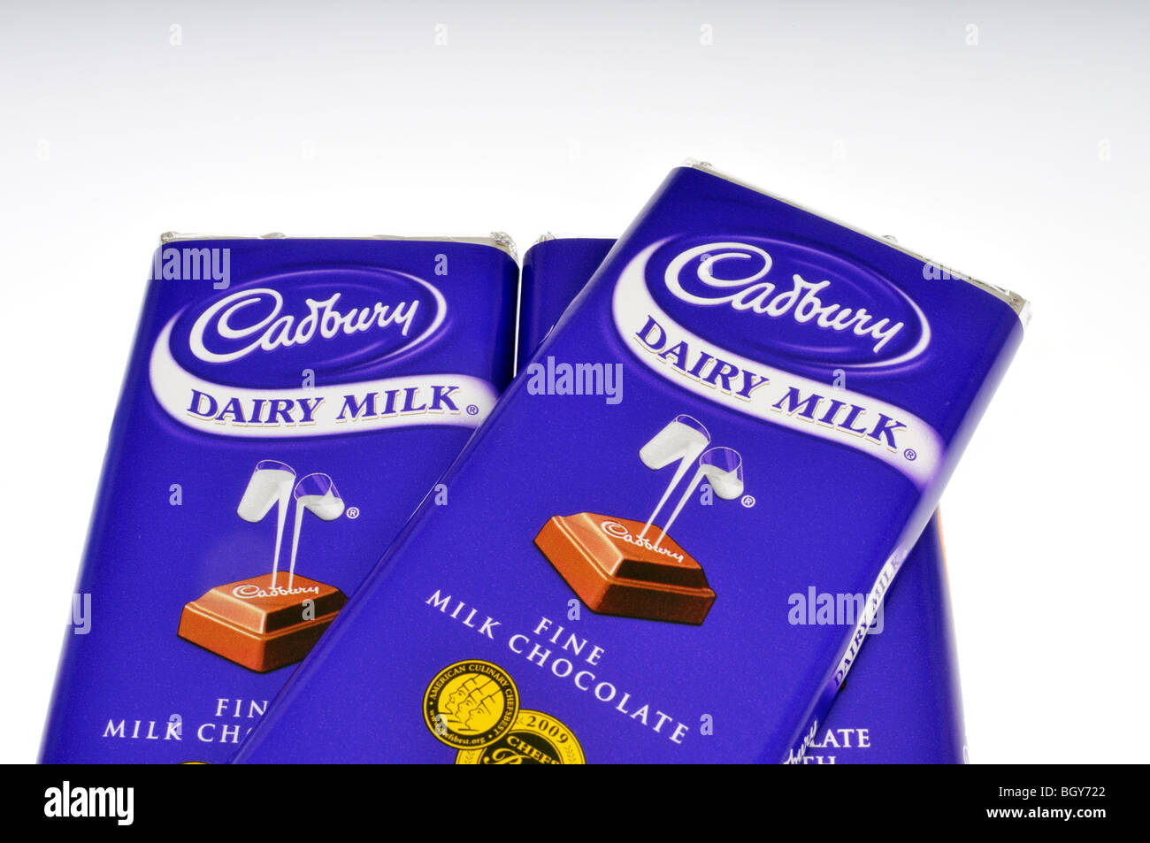 3 tablettes de chocolat chocolat Cadbury dans enrubanneurs sur fond blanc. Banque D'Images