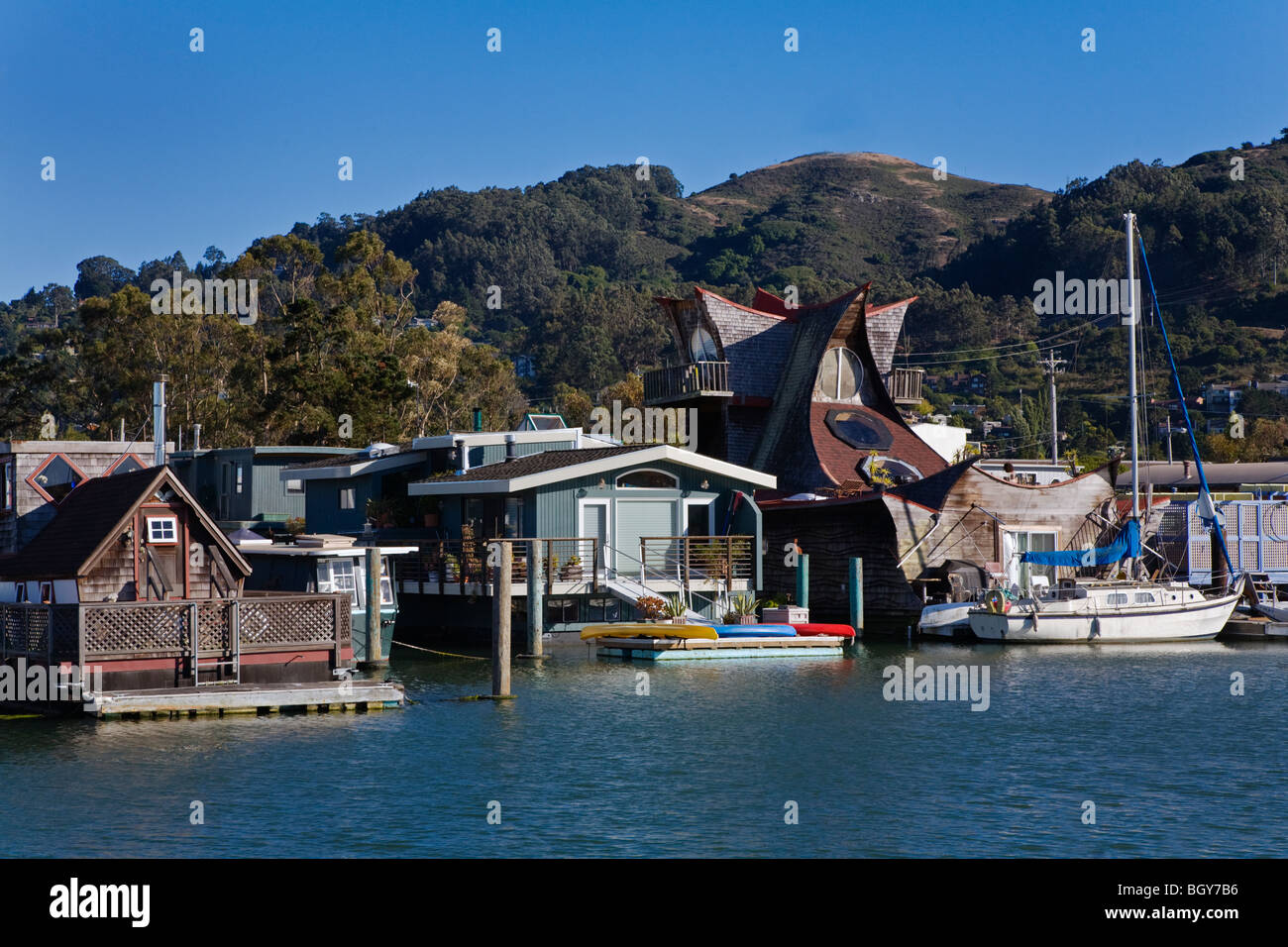 Les voiliers sont amarrés à côté de bateaux dans SAUSALITO - BAIE DE SAN FRANCISCO, CALIFORNIE Banque D'Images