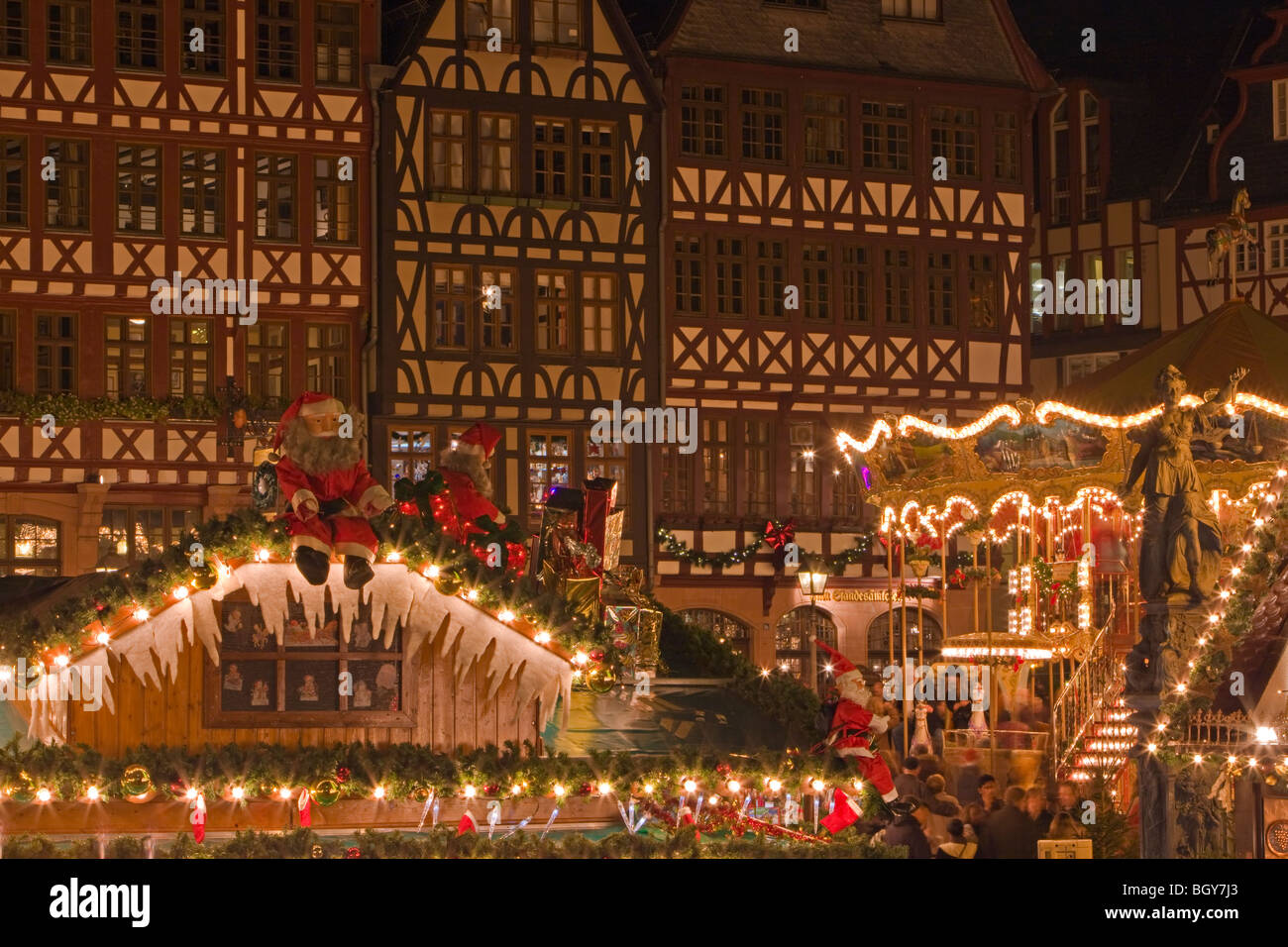Christkindlmarkt décorées (Marché de Noël) cale et merry-go-round mis en place en face des bâtiments de l'Hôtel de Ville (Römerberg Banque D'Images