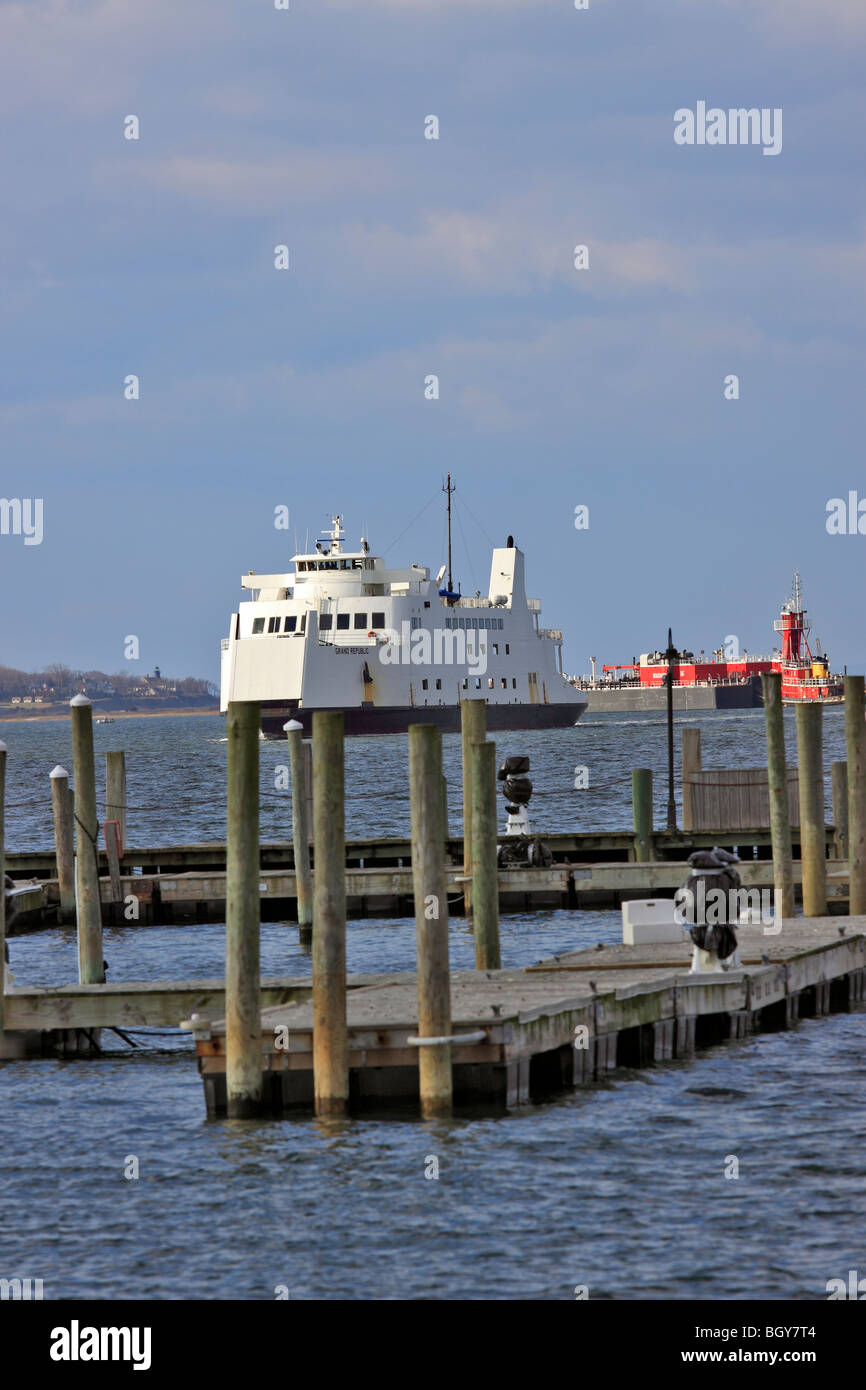 Voiture et approches de traversier Port Jefferson Harbor après la traversée de Long Island Sound de Bridgeport, CT Banque D'Images