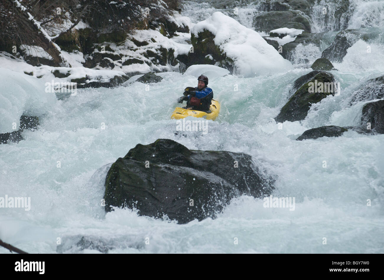 Un classV kayakiste descend une section sur la rivière Deschutes Banque D'Images
