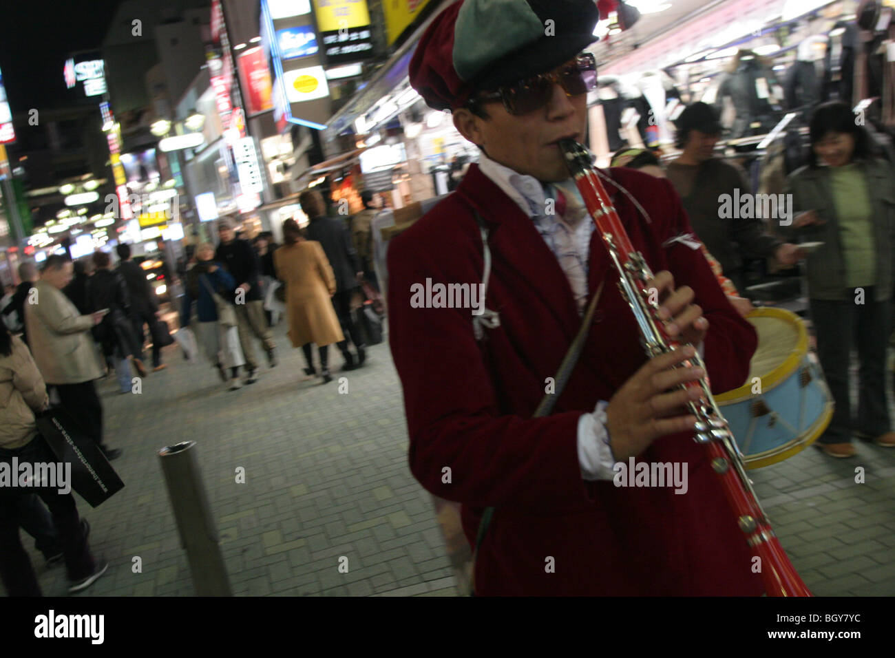 Homme jouant de la clarinette dans street, à Tokyo, Japon, le mercredi 22 novembre 2006. Banque D'Images