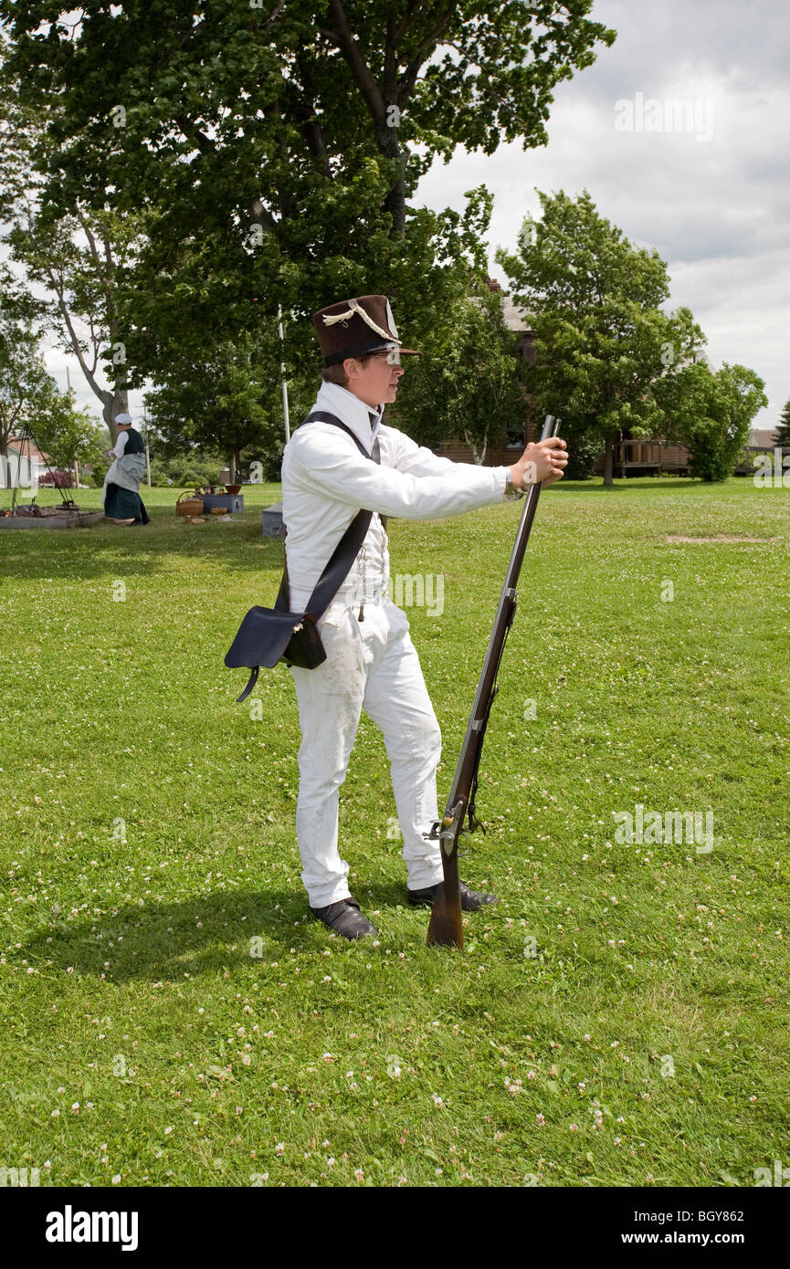 Guerre de 1812 reenactor : soldat américain debout avec mousquet. Banque D'Images