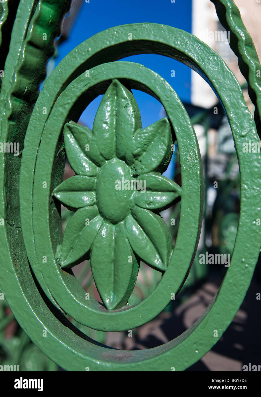 Travail du fer peint en vert avec des fleurs le long des étapes pour les filles de la Confédération construction, marché et rues Réunion Banque D'Images