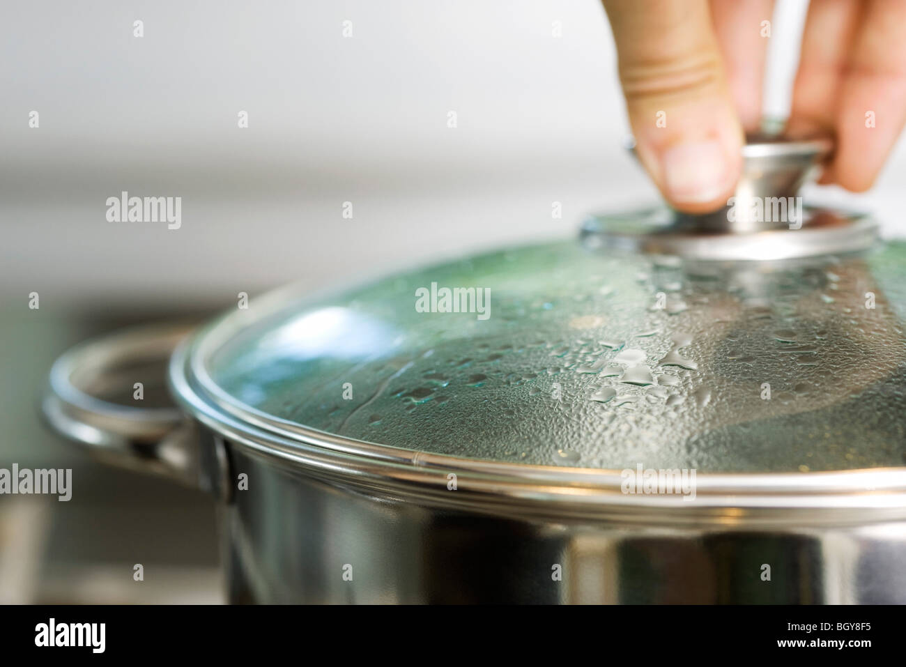 Condensation sur le couvercle de casserole Banque D'Images