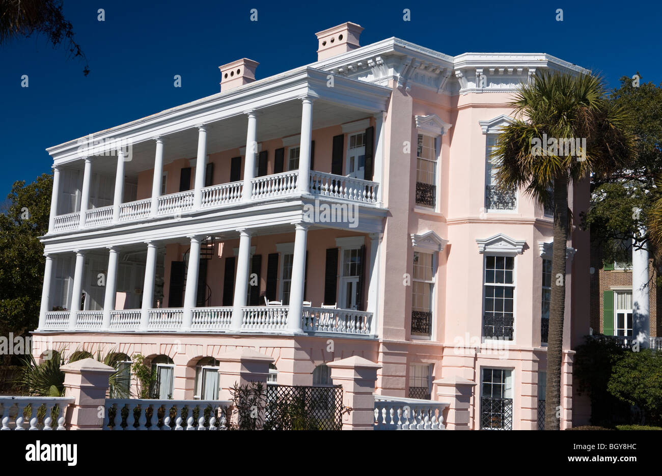 Grande rose Antebellum chambre balcon porches, Charleston, Caroline du Sud, États-Unis d'Amérique. Banque D'Images