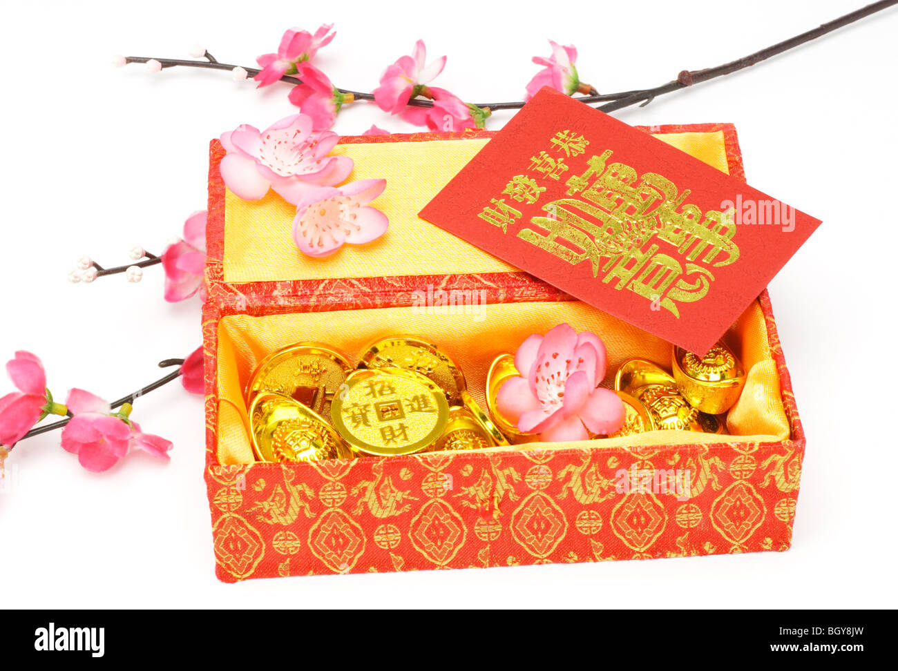 Boîte Cadeau Nouvel an chinois, des paquets et des ornements rouges sur  fond blanc Photo Stock - Alamy